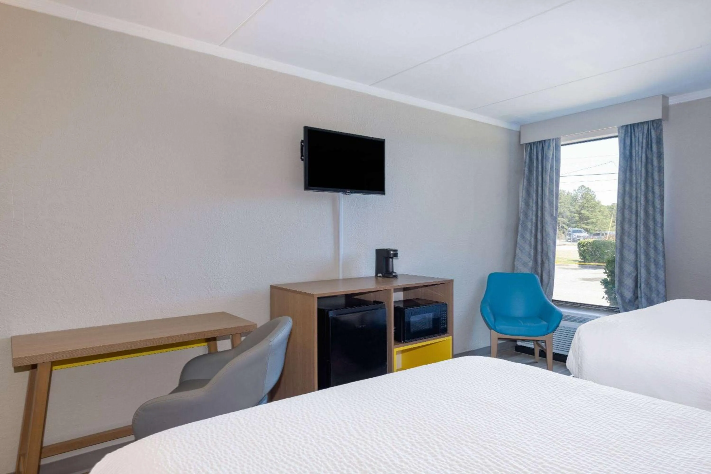 Photo of the whole room, Bed in Days Inn & Suites by Wyndham Fort Bragg/Cross Creek Mall