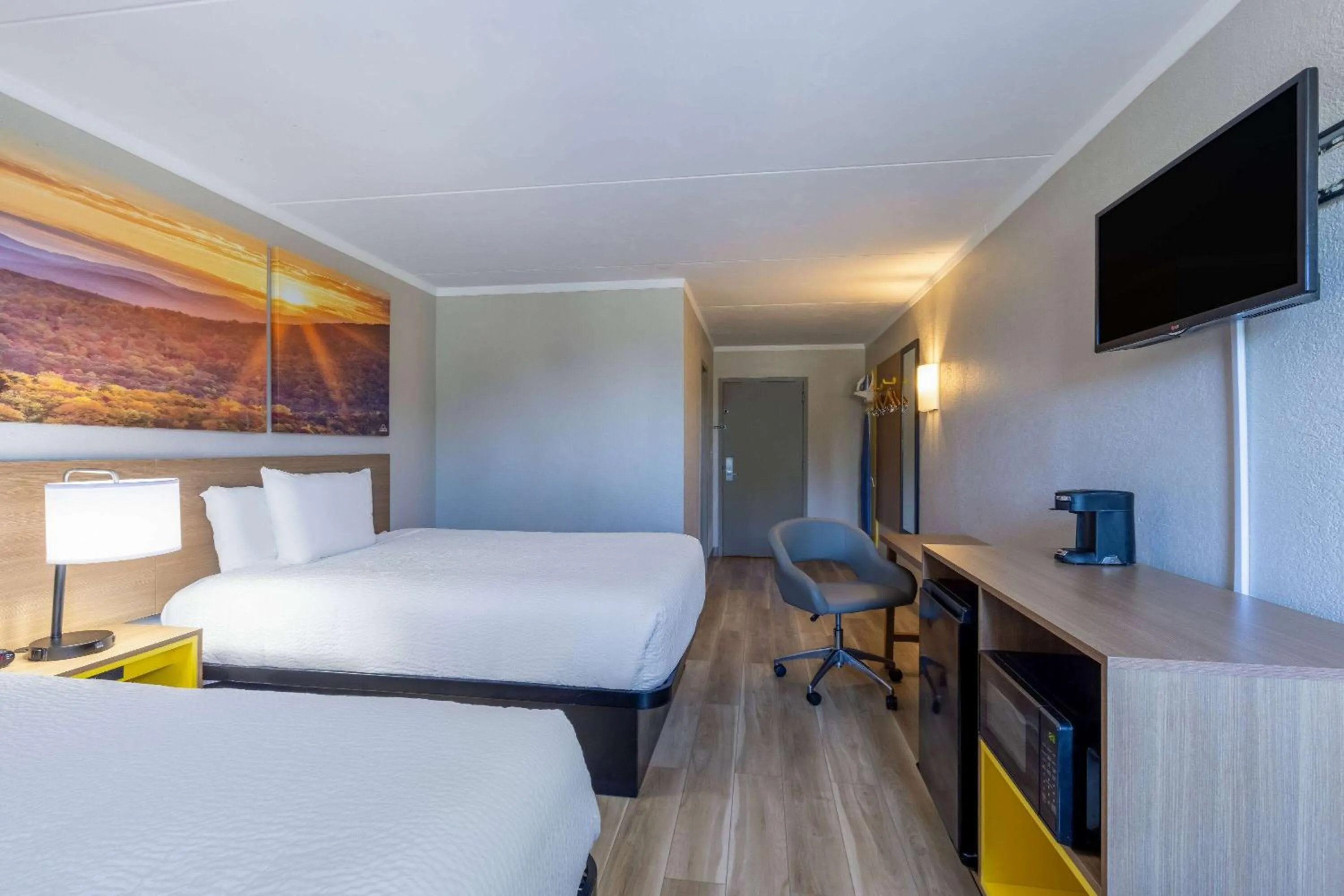 Photo of the whole room, Bed in Days Inn & Suites by Wyndham Fort Bragg/Cross Creek Mall