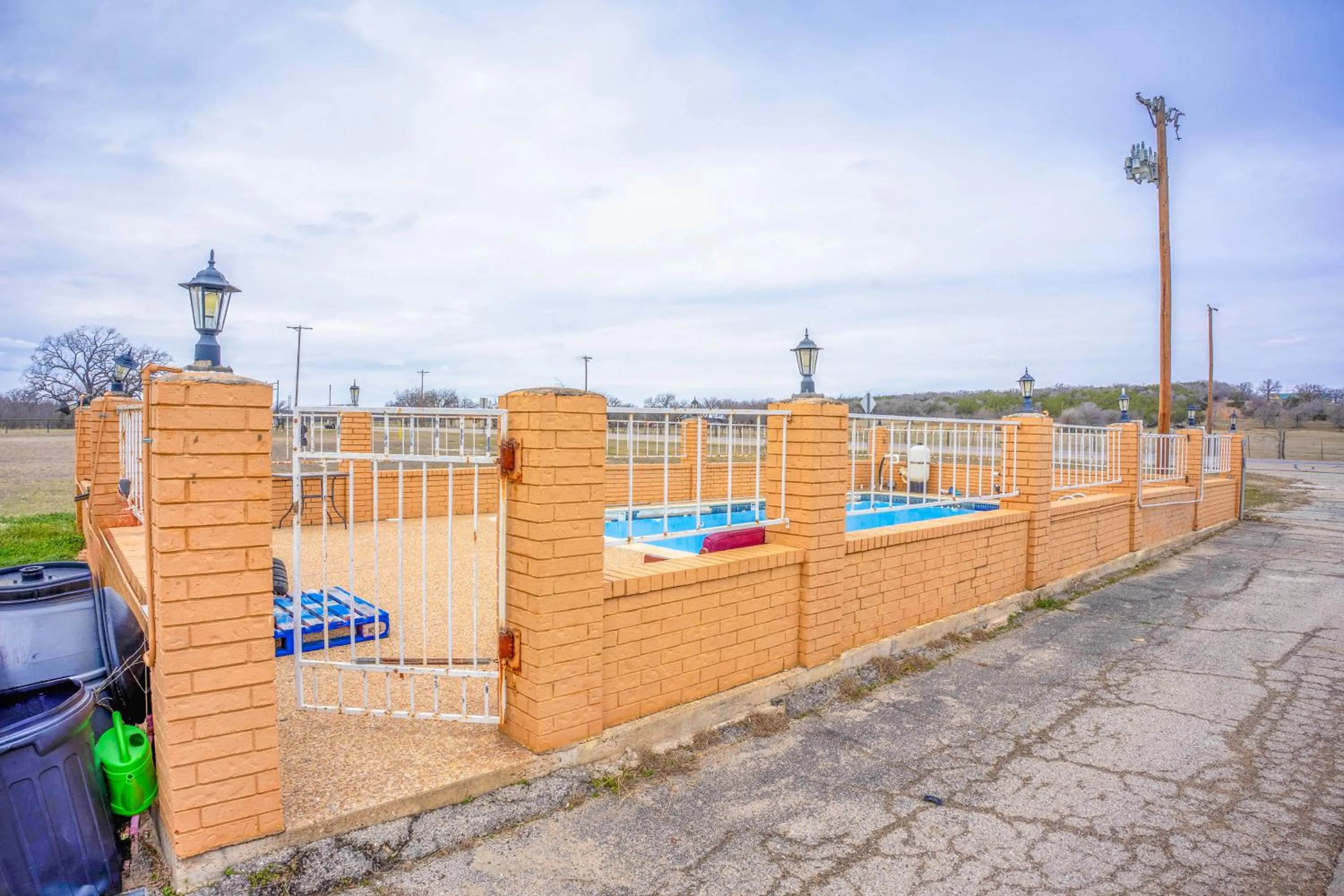 Swimming pool in Executive Inn By OYO Mineral Wells US-180