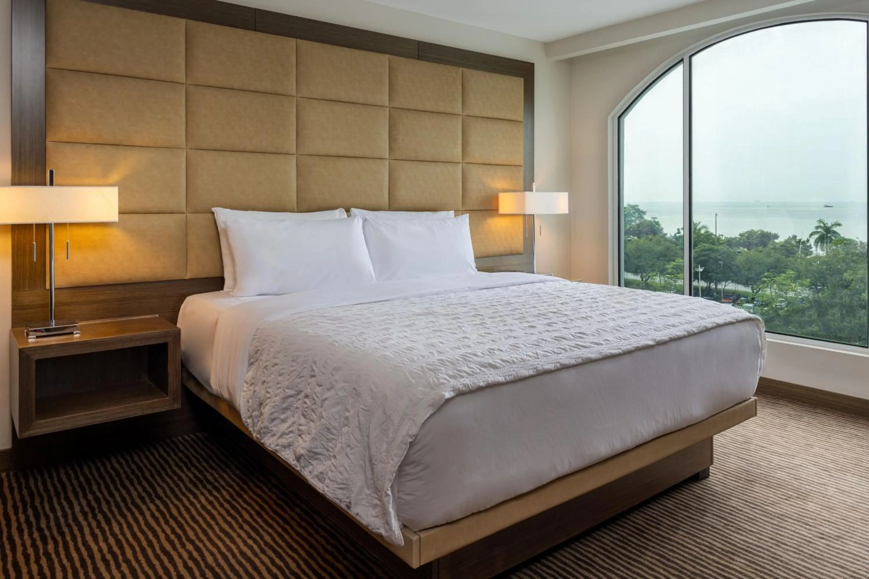 Photo of the whole room, Bed in Le Meridien Panama