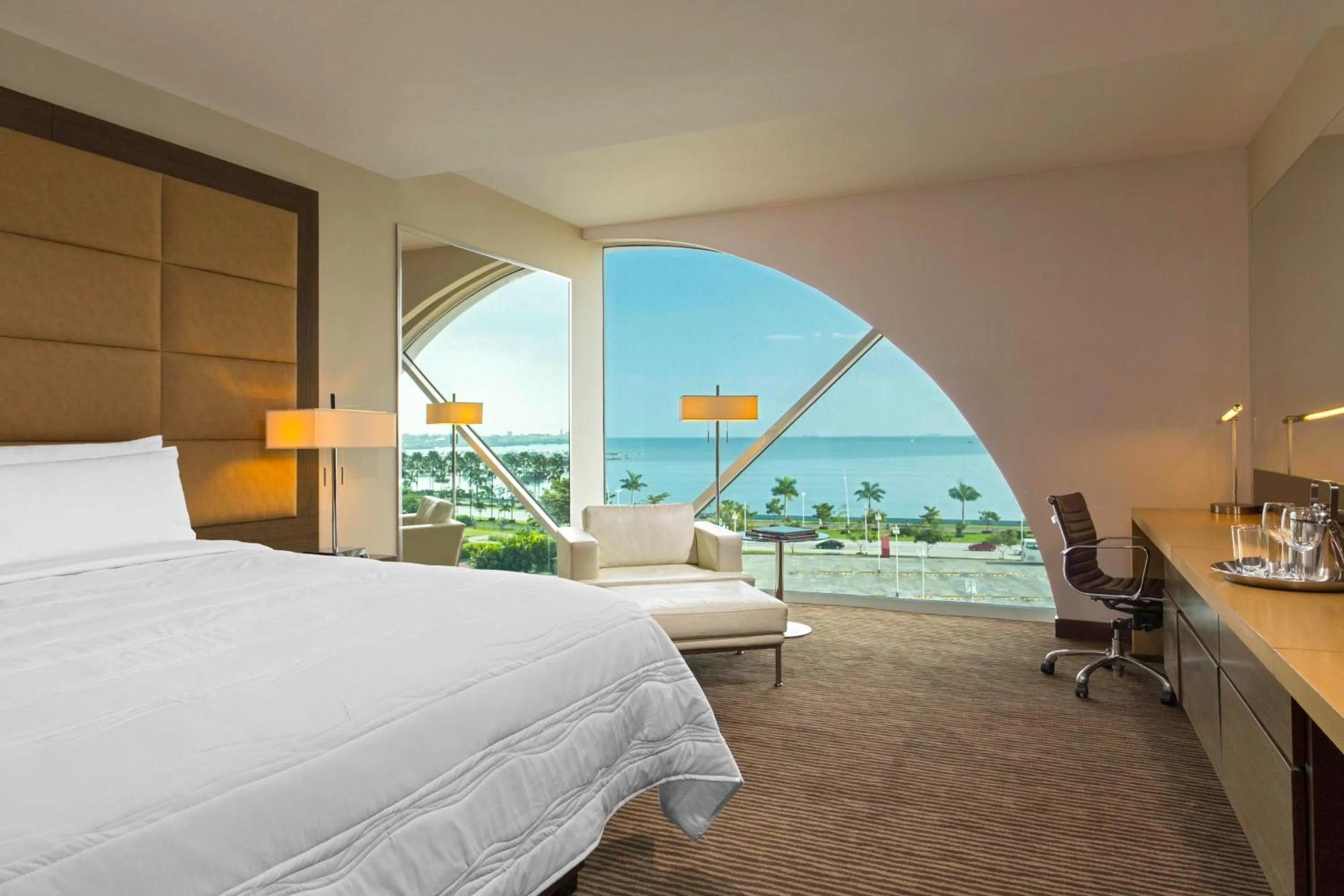 Photo of the whole room, Bed in Le Meridien Panama