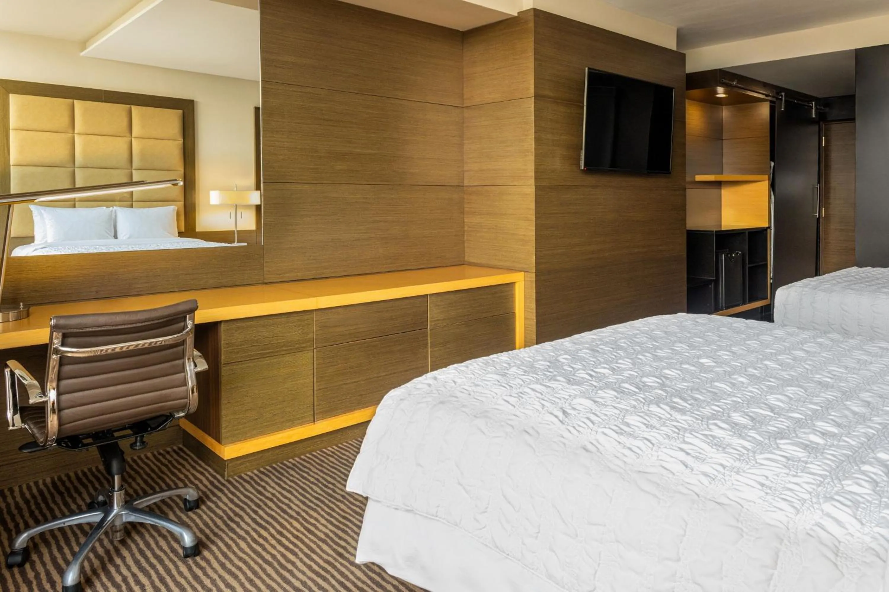 Photo of the whole room, Bed in Le Meridien Panama