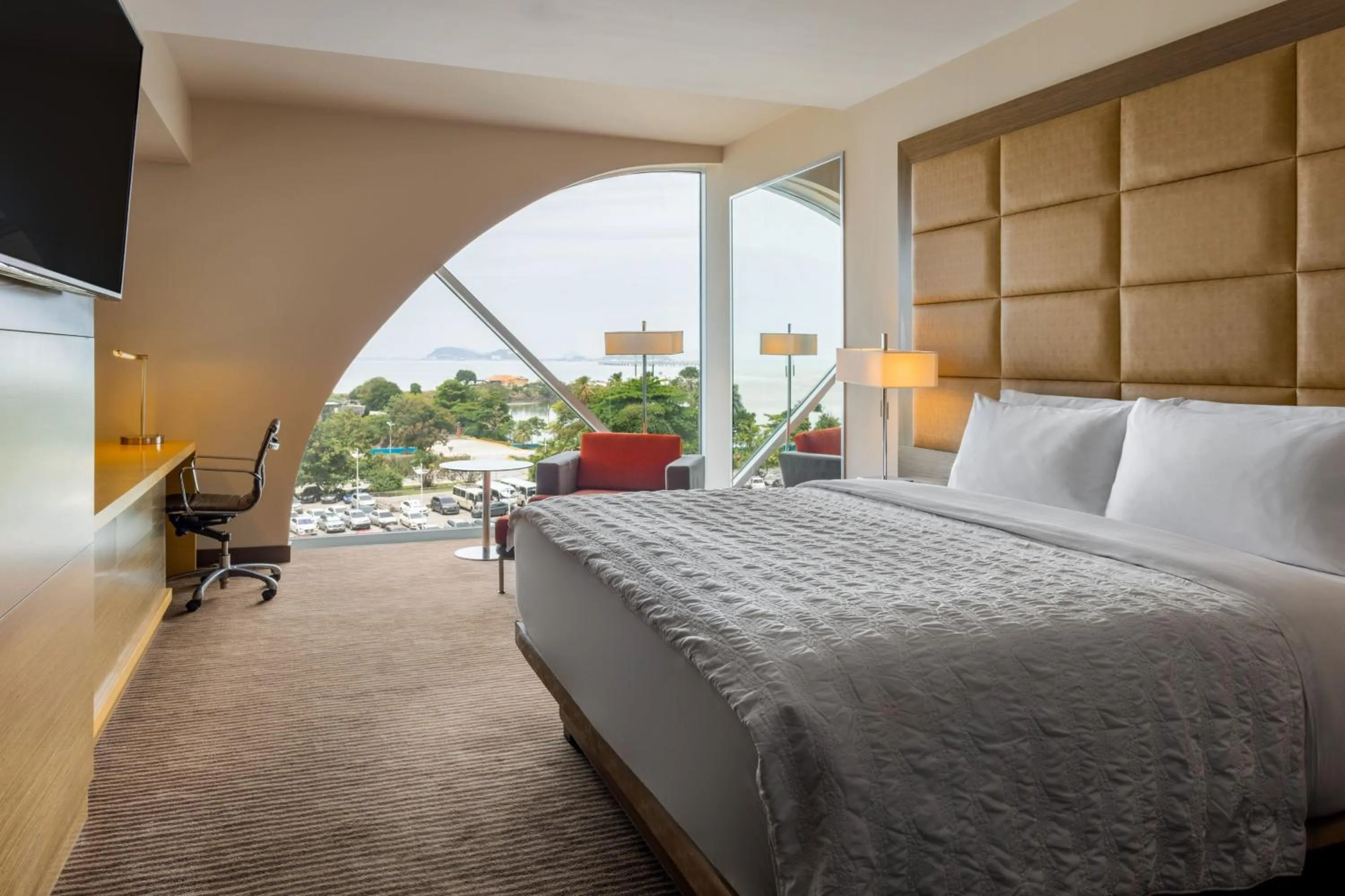 Photo of the whole room, Bed in Le Meridien Panama