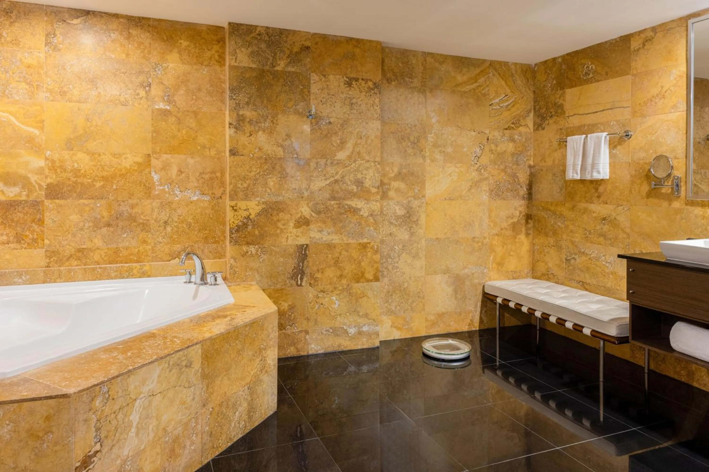 Photo of the whole room in Le Meridien Panama