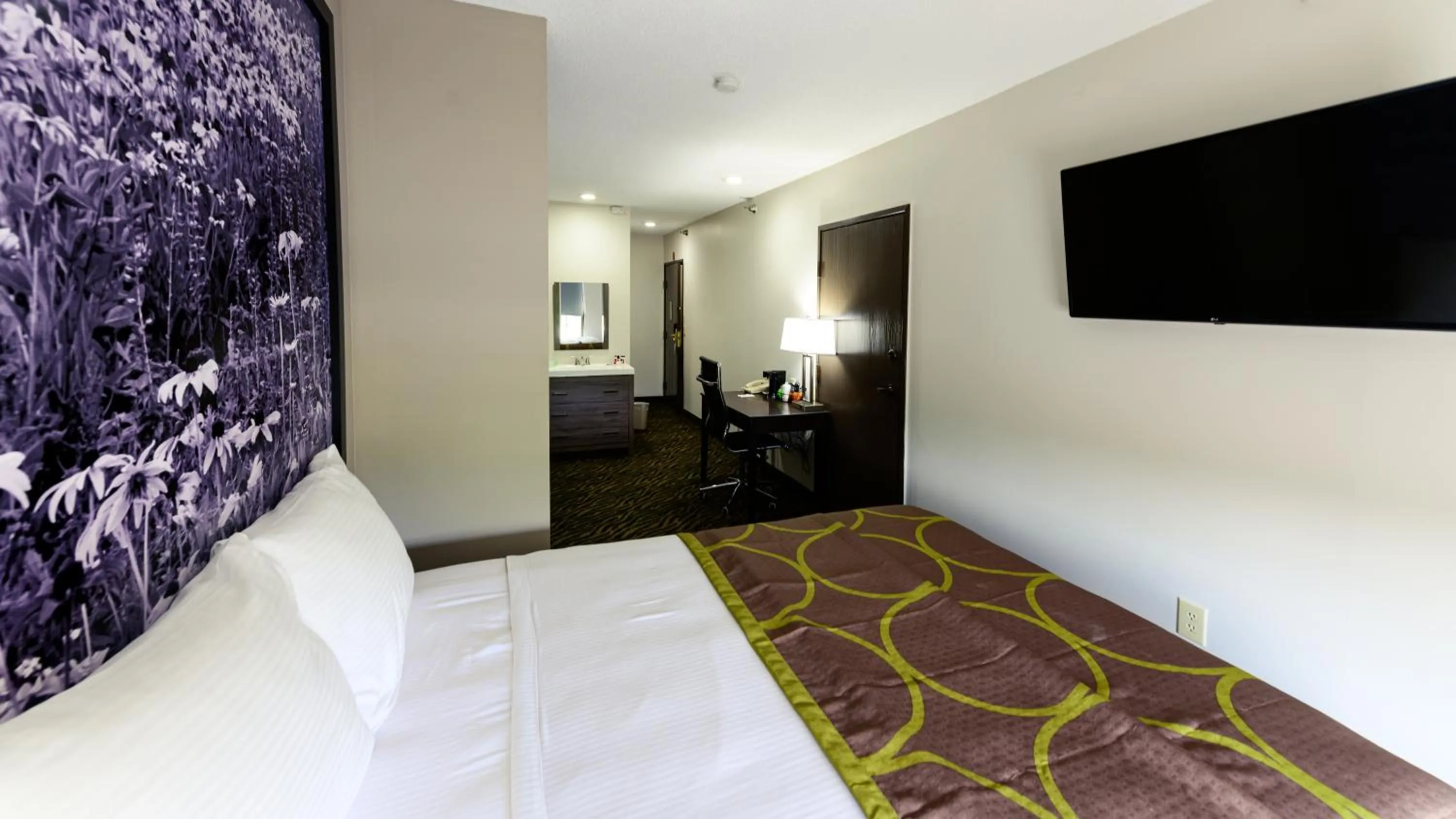 Bedroom, Bed in Super 8 by Wyndham High Point/Greensboro