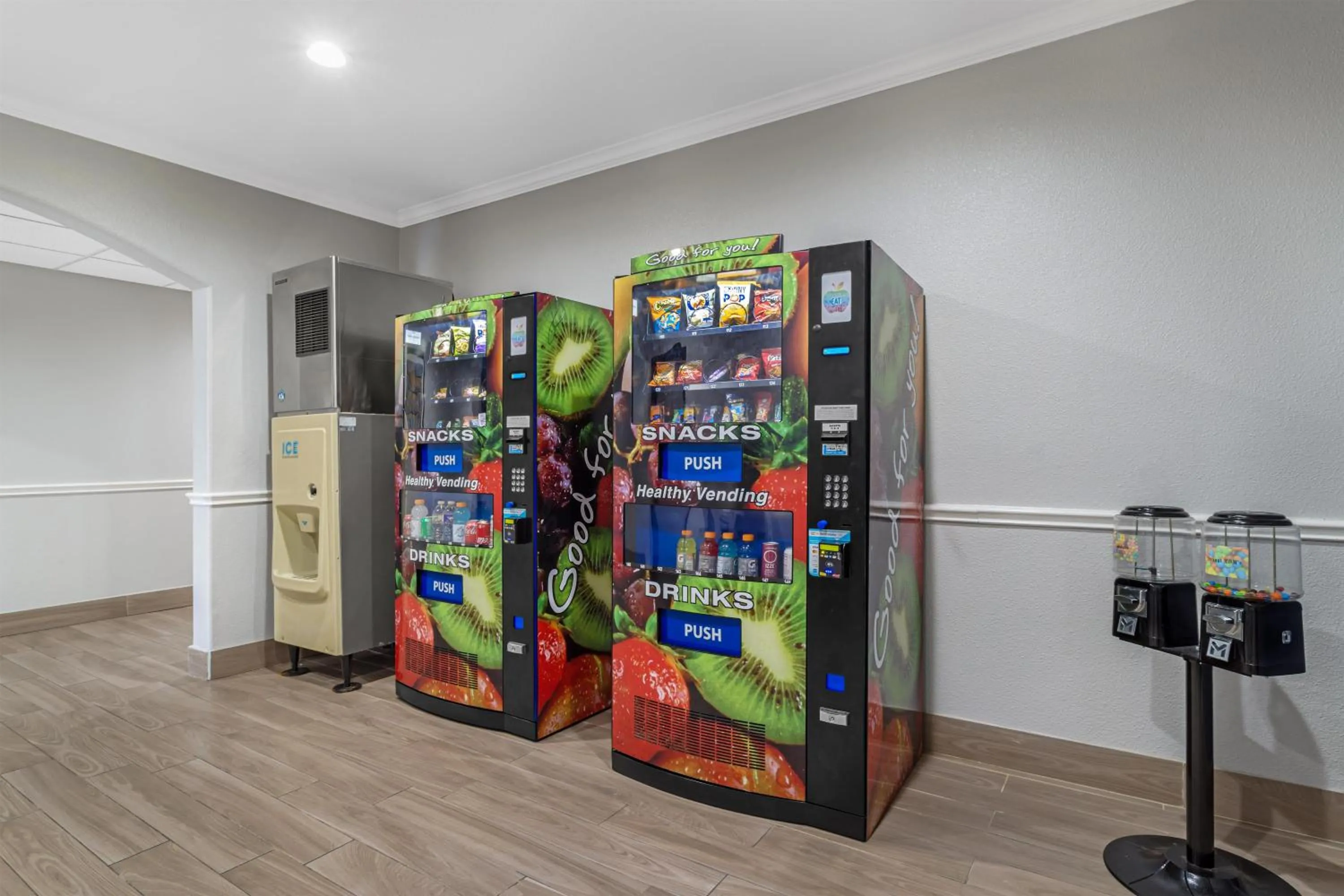 Property building in Best Western Plus North Houston Inn & Suites