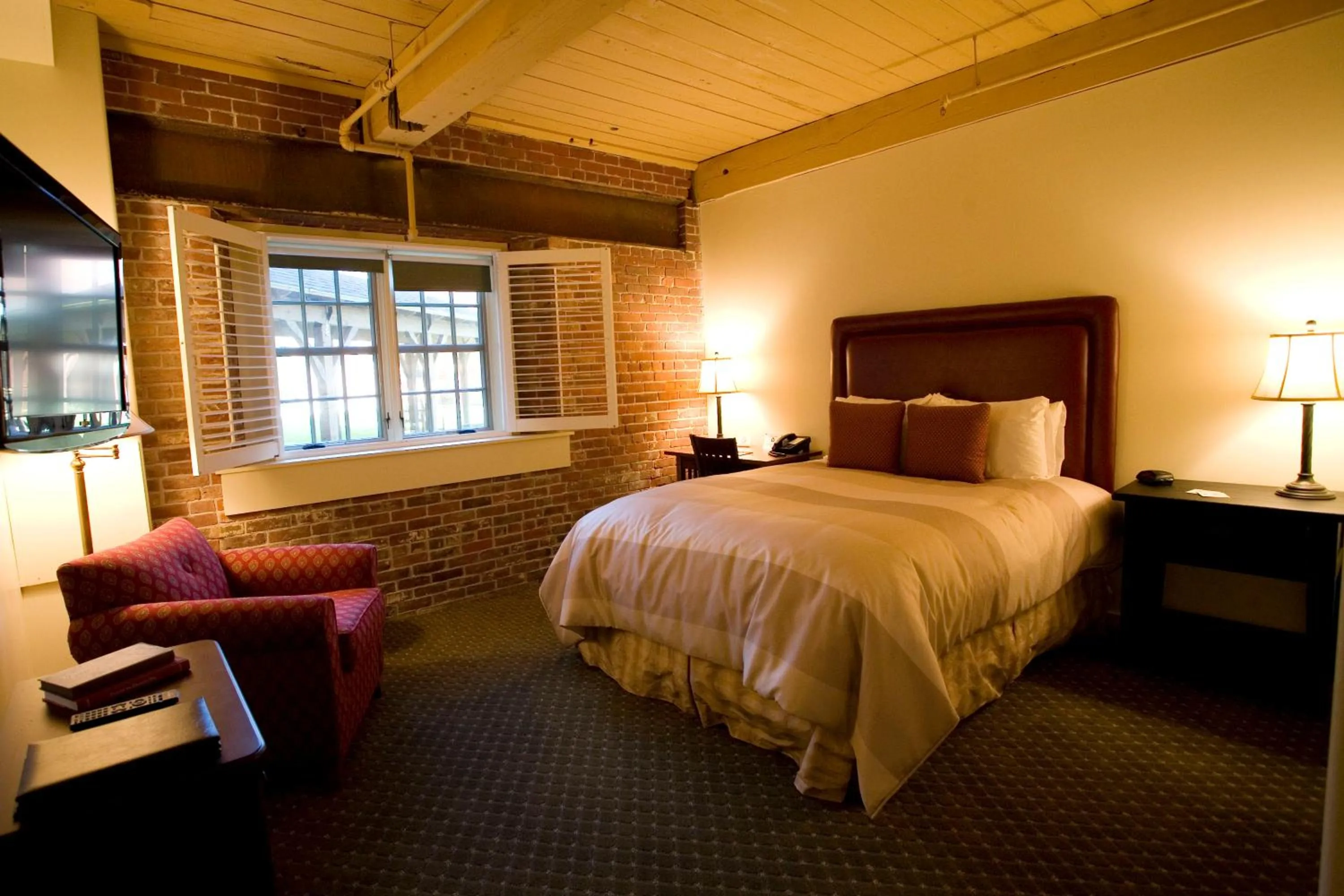 Bed in The Common Man Inn & Restaurant