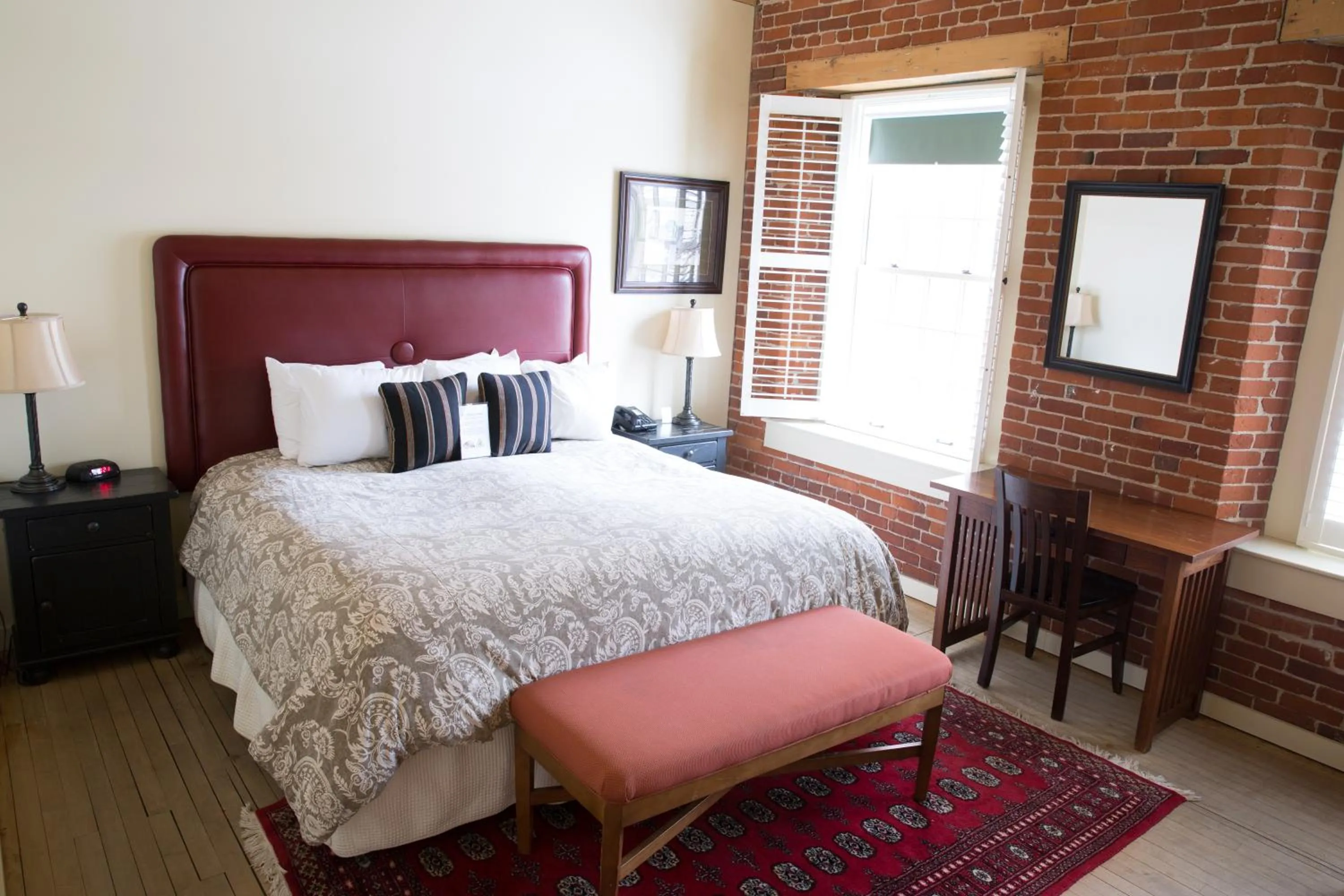 Bed in The Common Man Inn & Restaurant