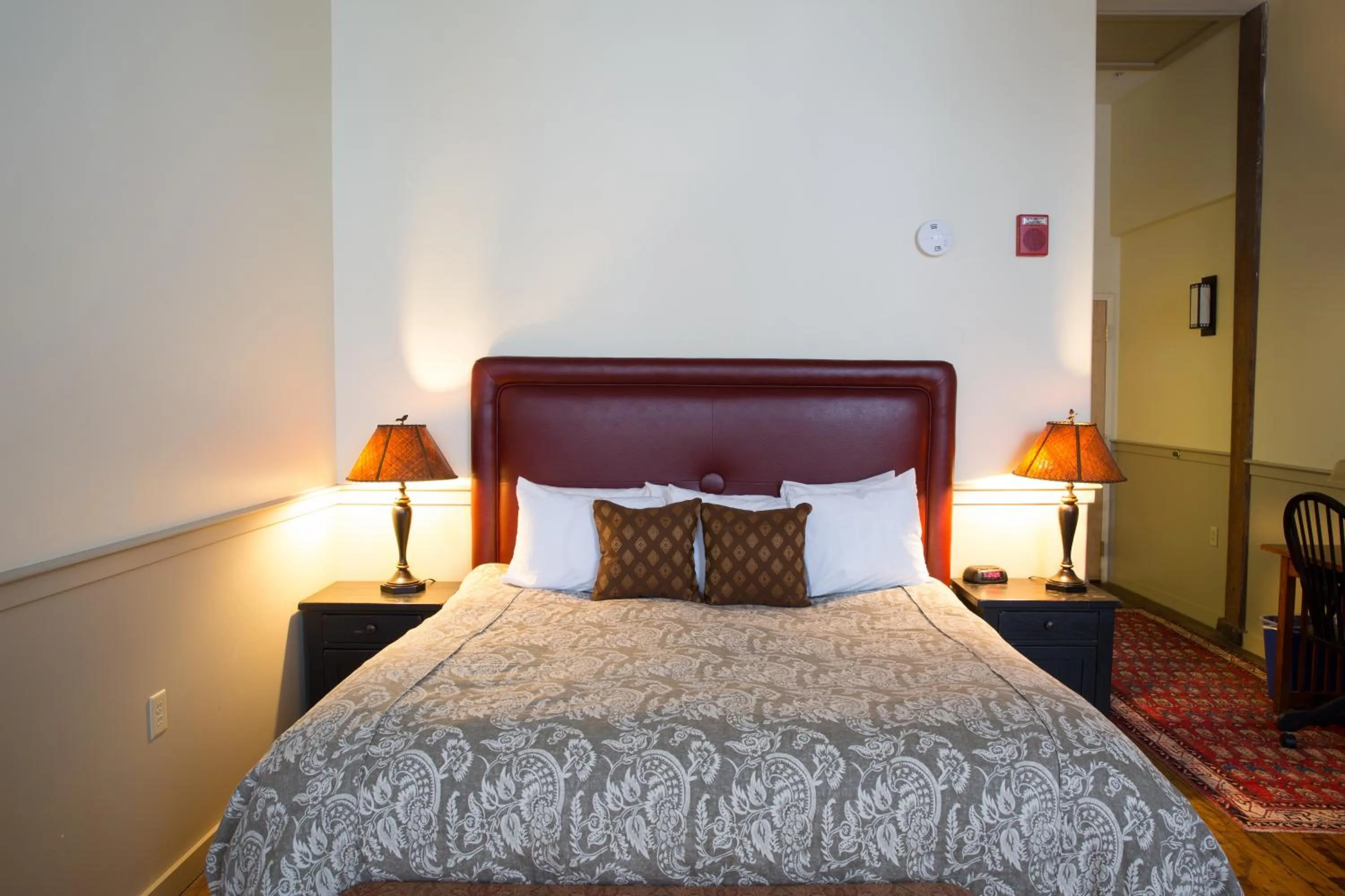 Bed in The Common Man Inn & Restaurant