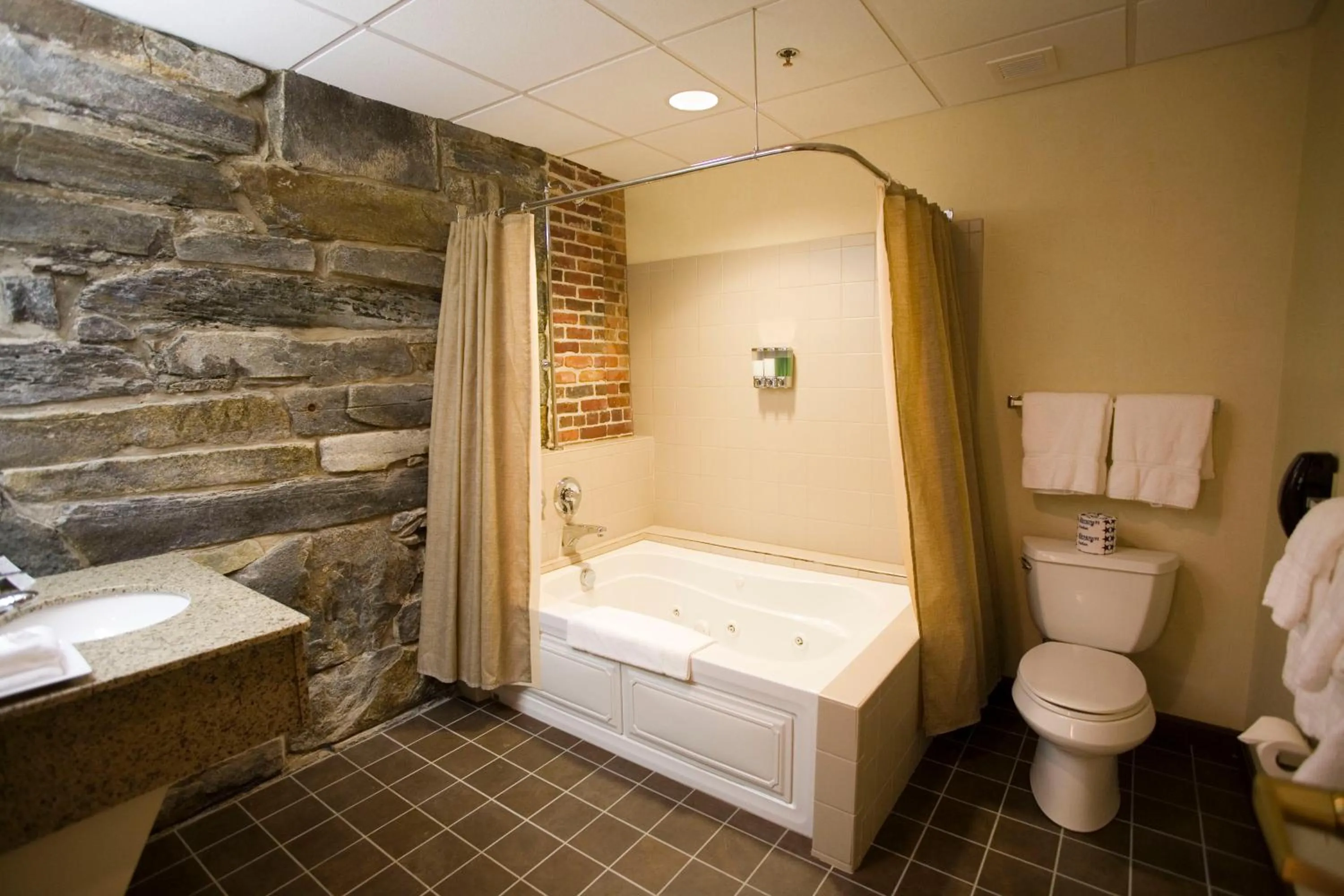 Shower in The Common Man Inn & Restaurant