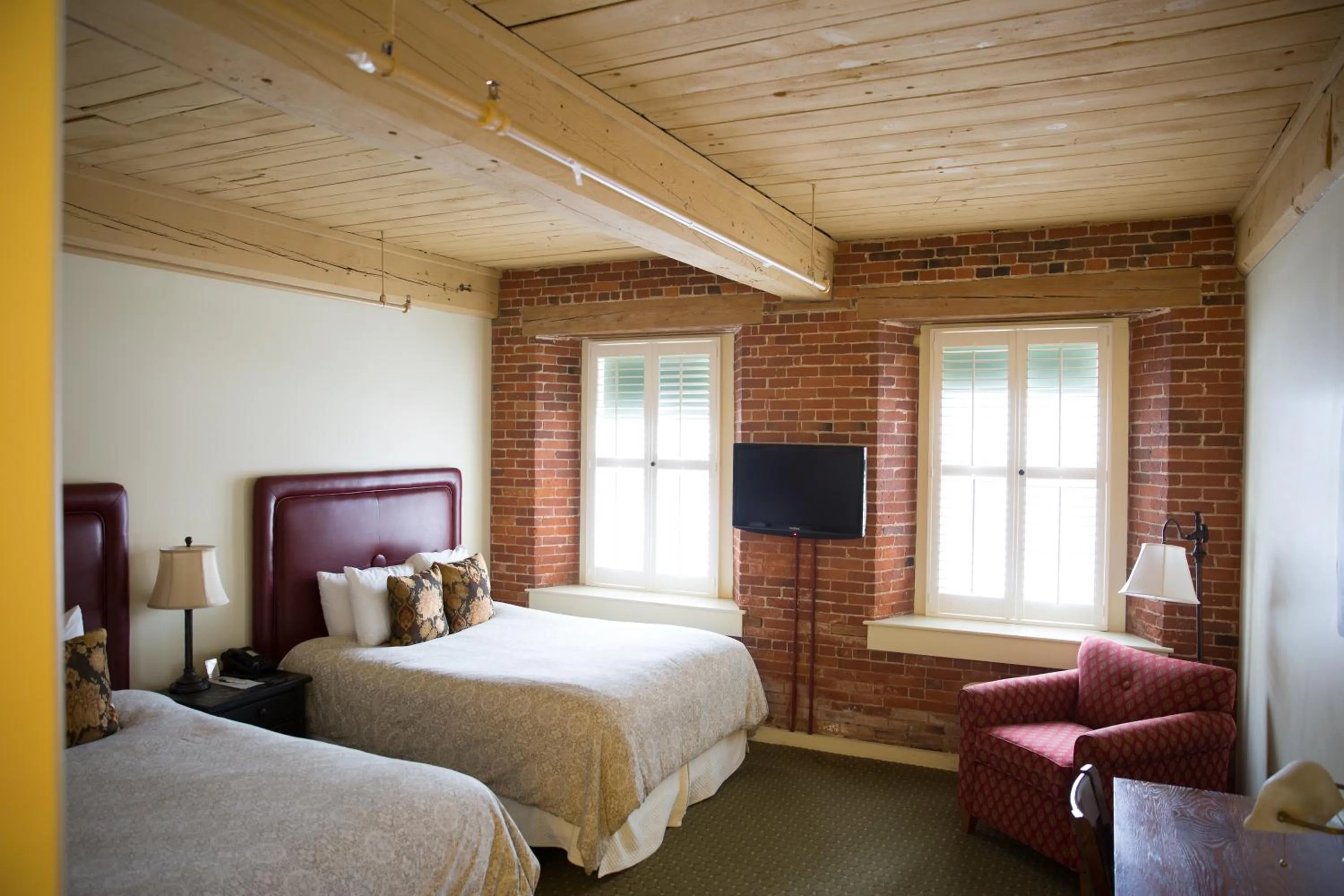 Bed in The Common Man Inn & Restaurant