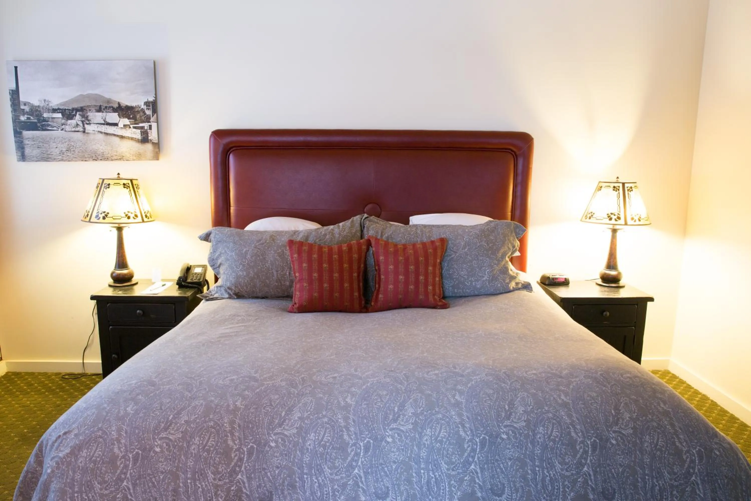 Bed in The Common Man Inn & Restaurant