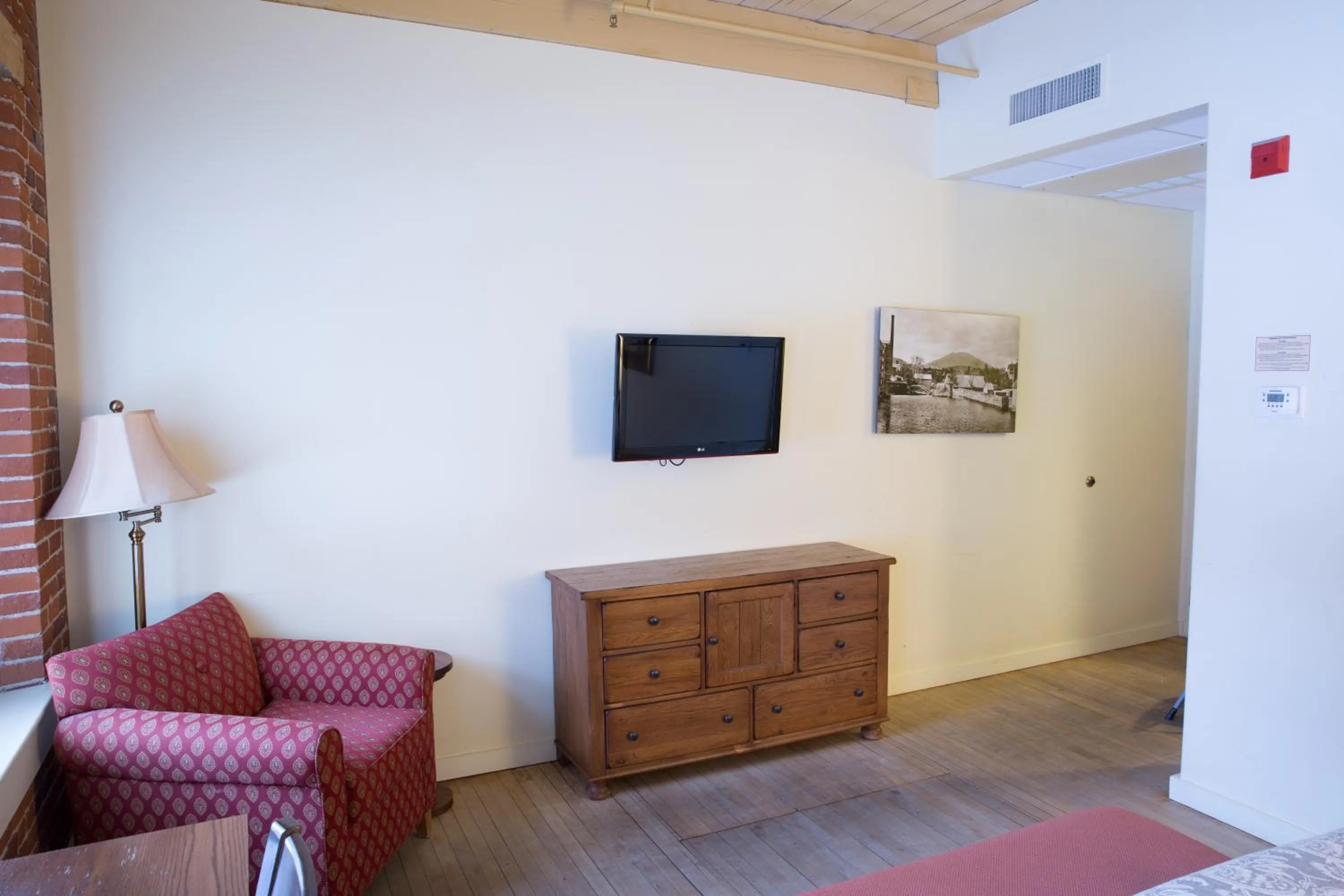 TV and multimedia in The Common Man Inn & Restaurant