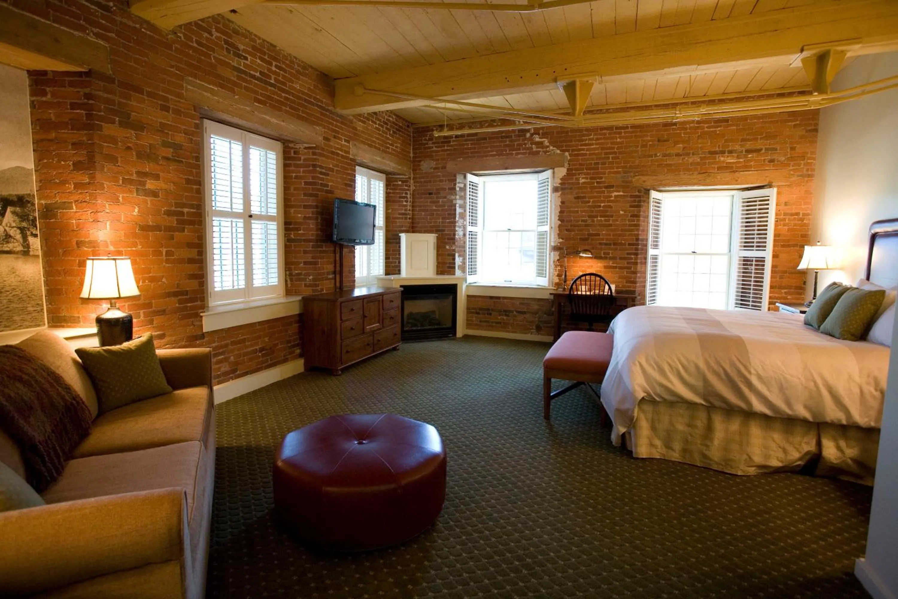 Seating area, Bed in The Common Man Inn & Restaurant