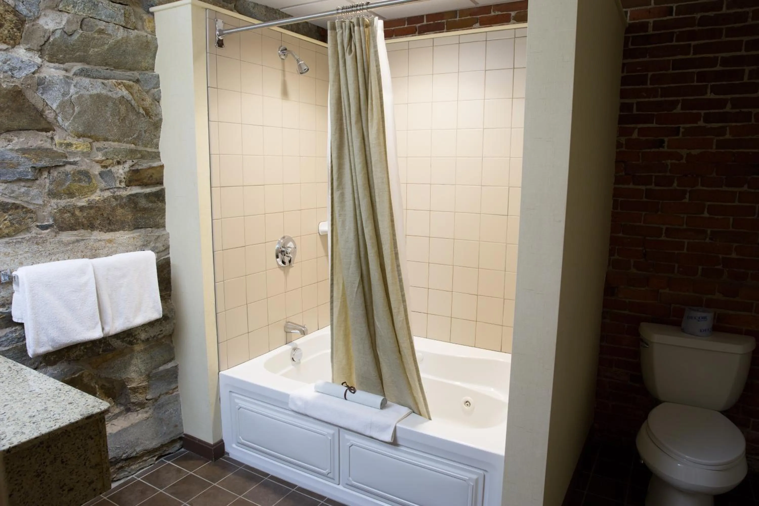 Shower in The Common Man Inn & Restaurant