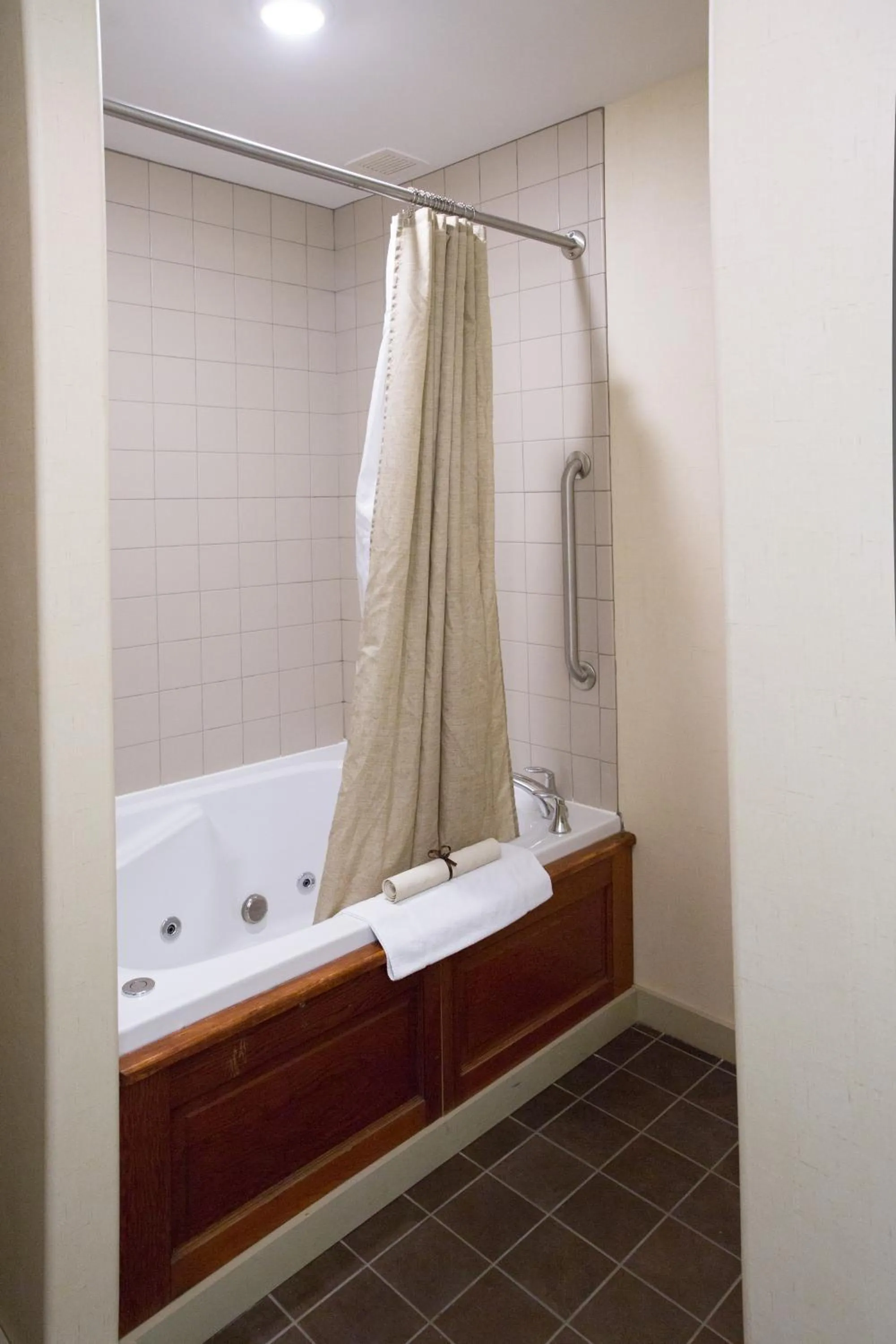 Shower in The Common Man Inn & Restaurant