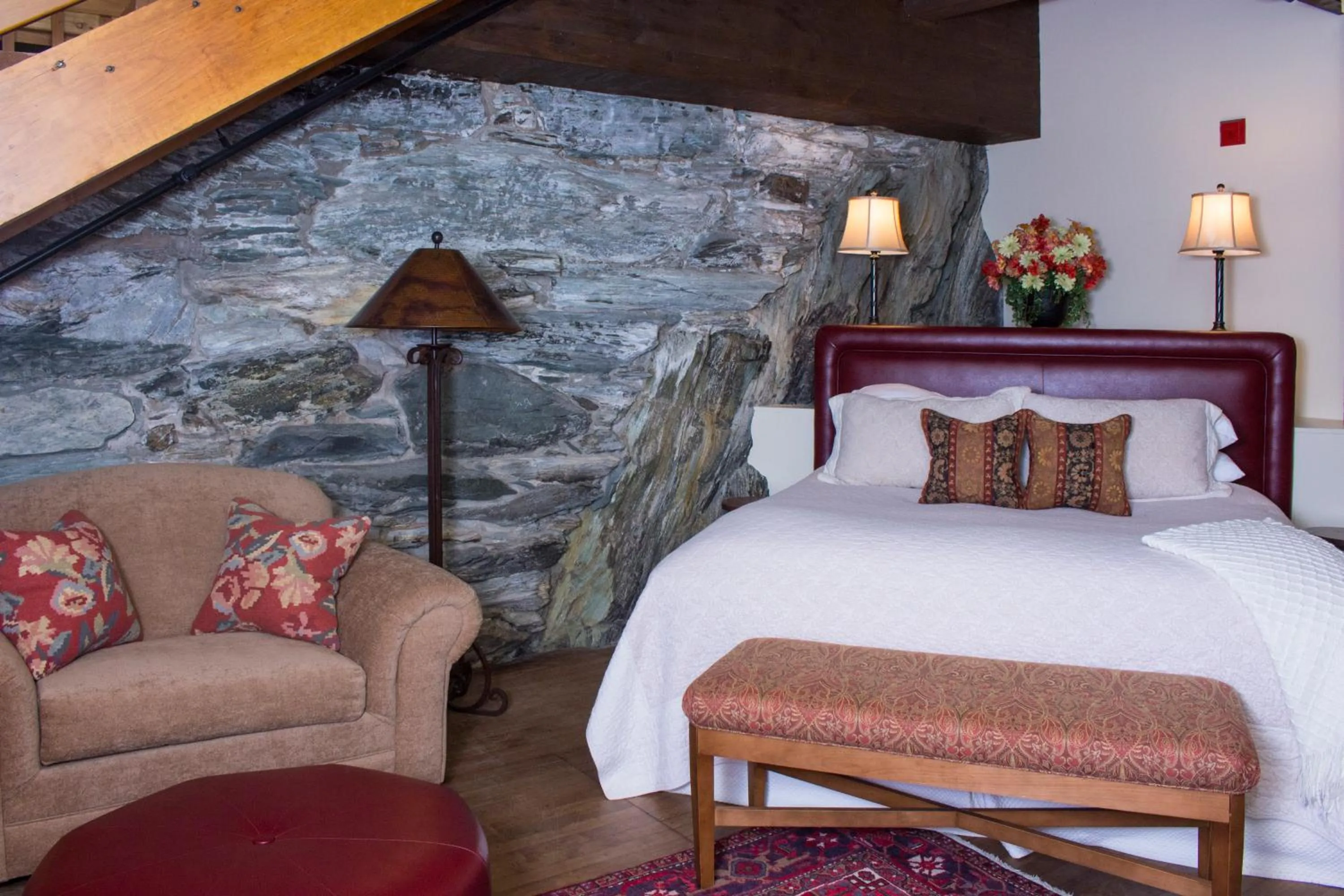 Bed in The Common Man Inn & Restaurant