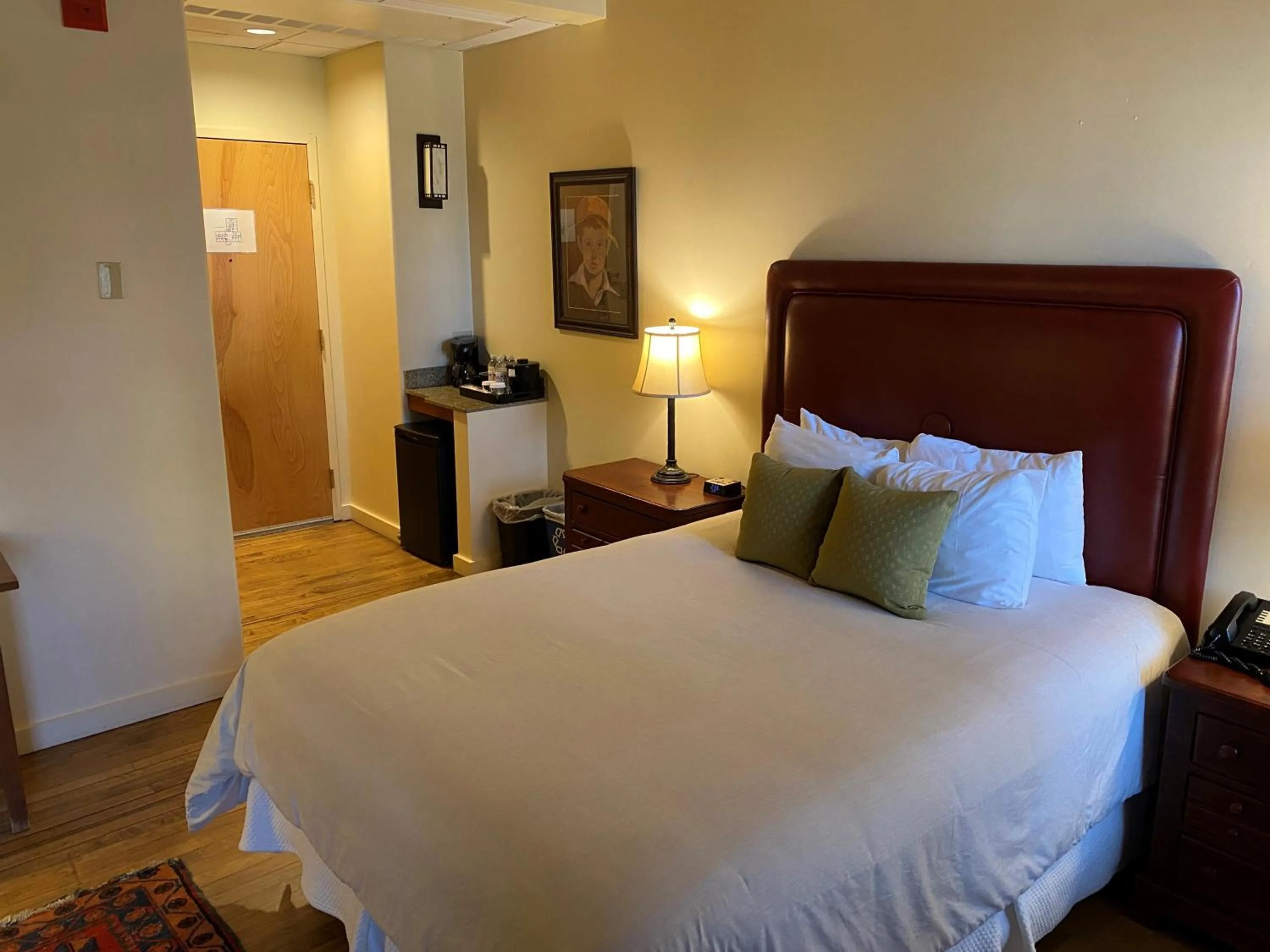 Bed in The Common Man Inn & Restaurant