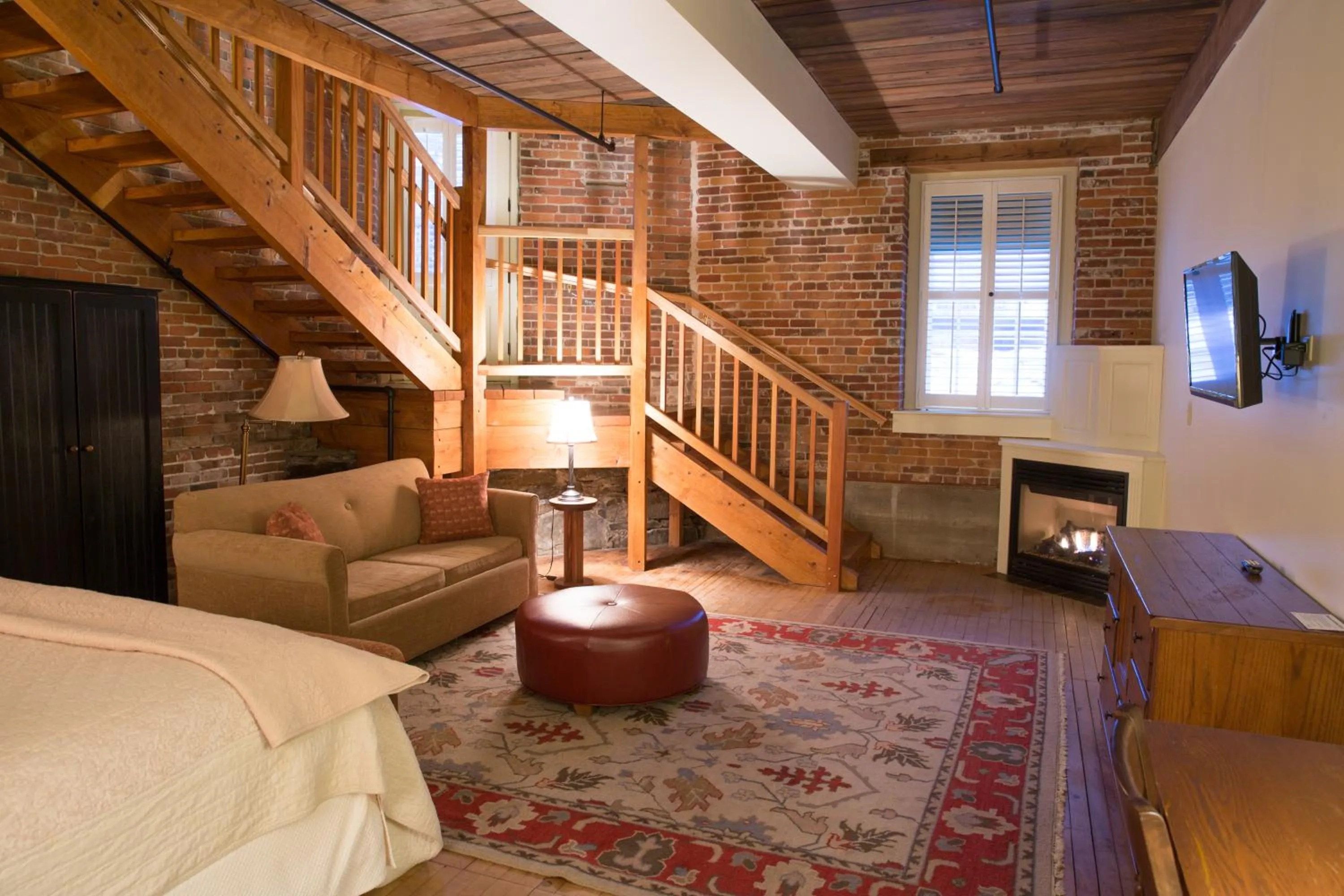 Bed in The Common Man Inn & Restaurant