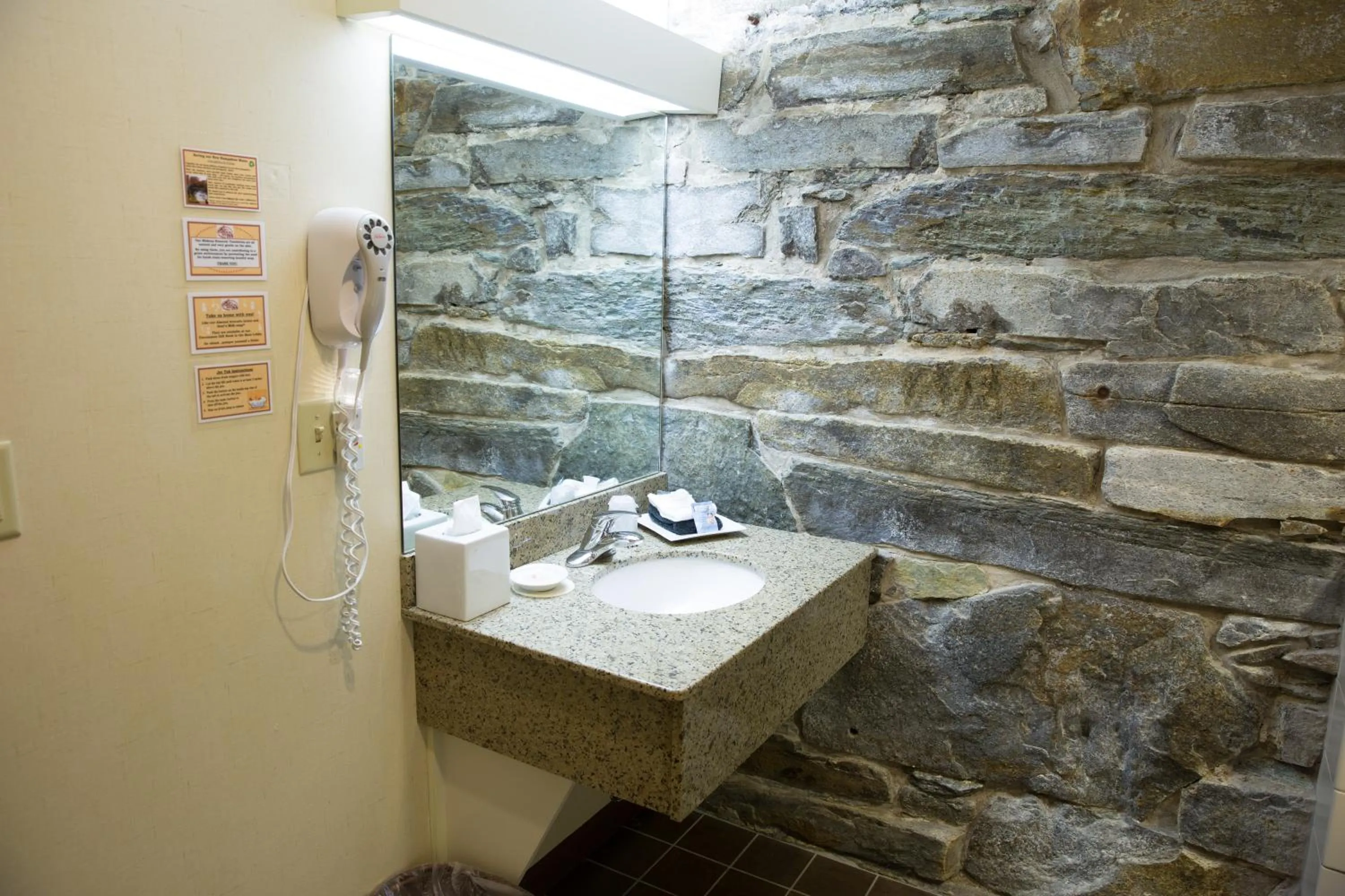 Bathroom in The Common Man Inn & Restaurant