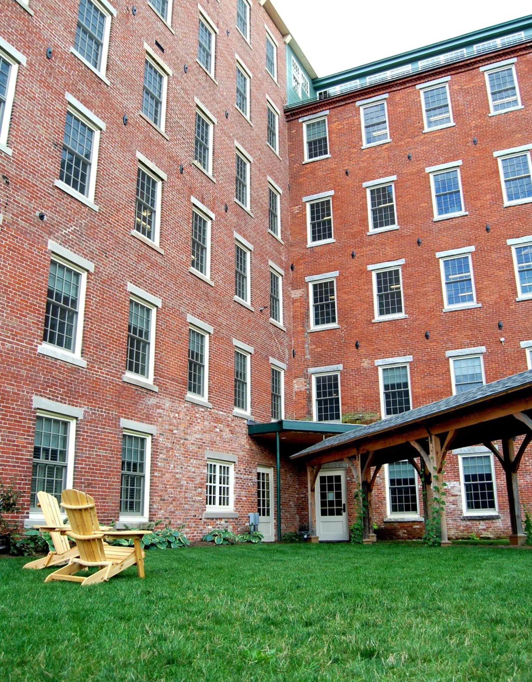 Facade/entrance in The Common Man Inn & Restaurant