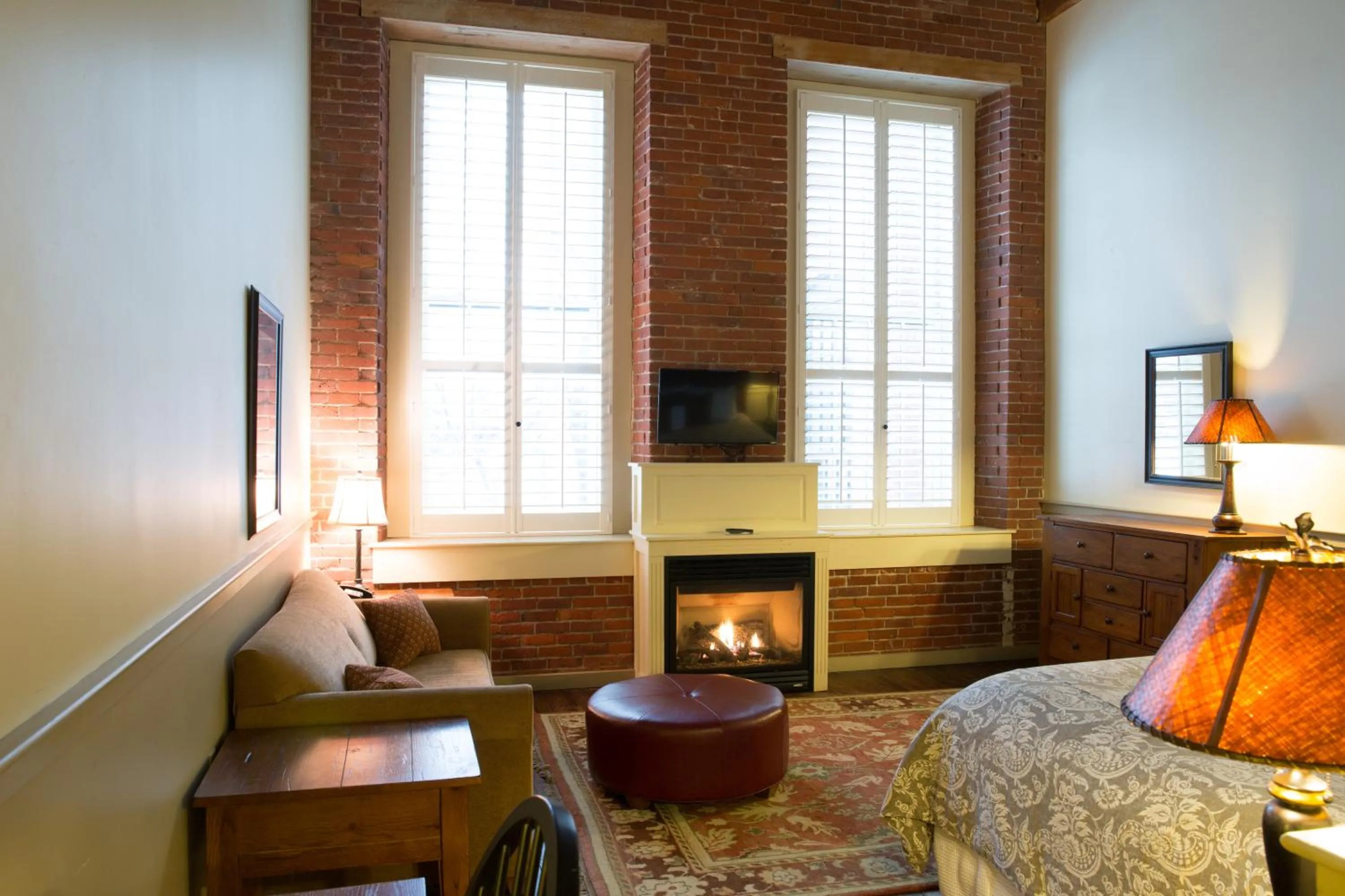 Bed in The Common Man Inn & Restaurant