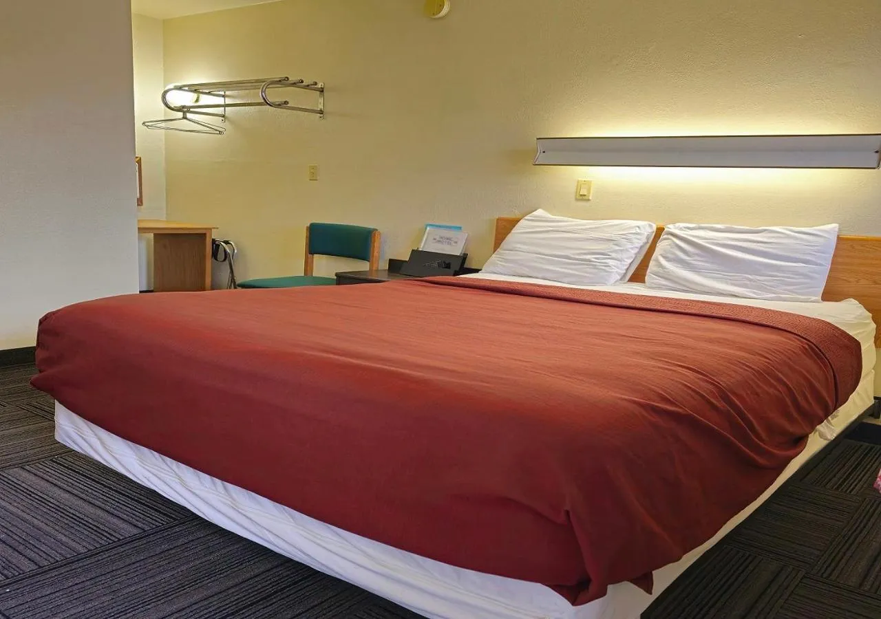 Bed in Home Motel Abbotsford