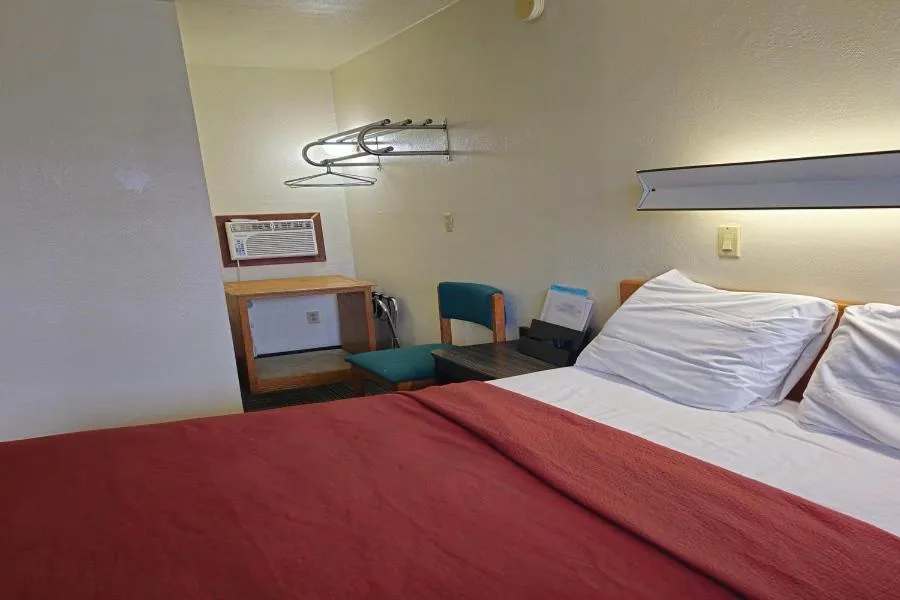 Bed in Home Motel Abbotsford