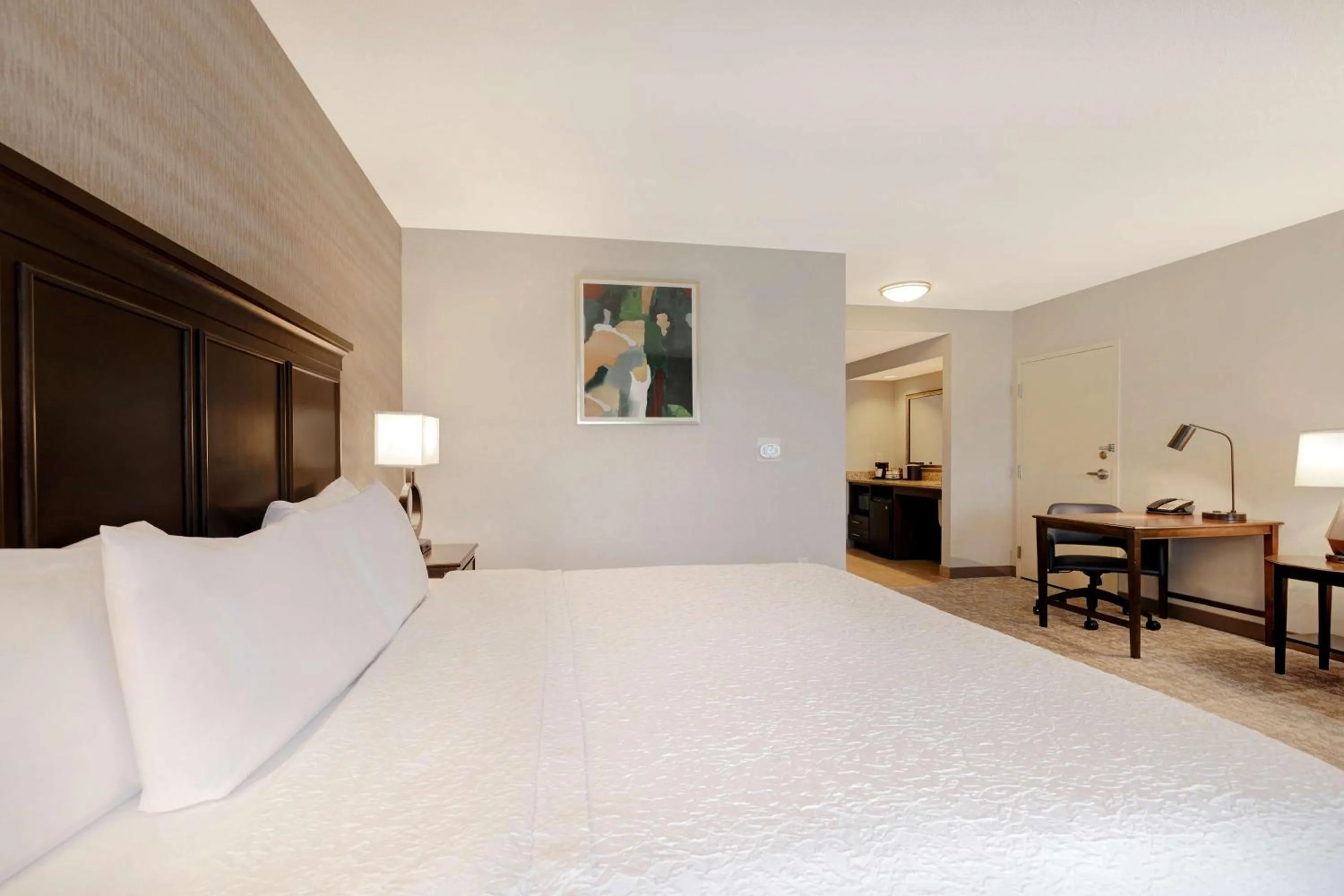 Bedroom, Bed in Hampton Inn & Suites San Luis Obispo