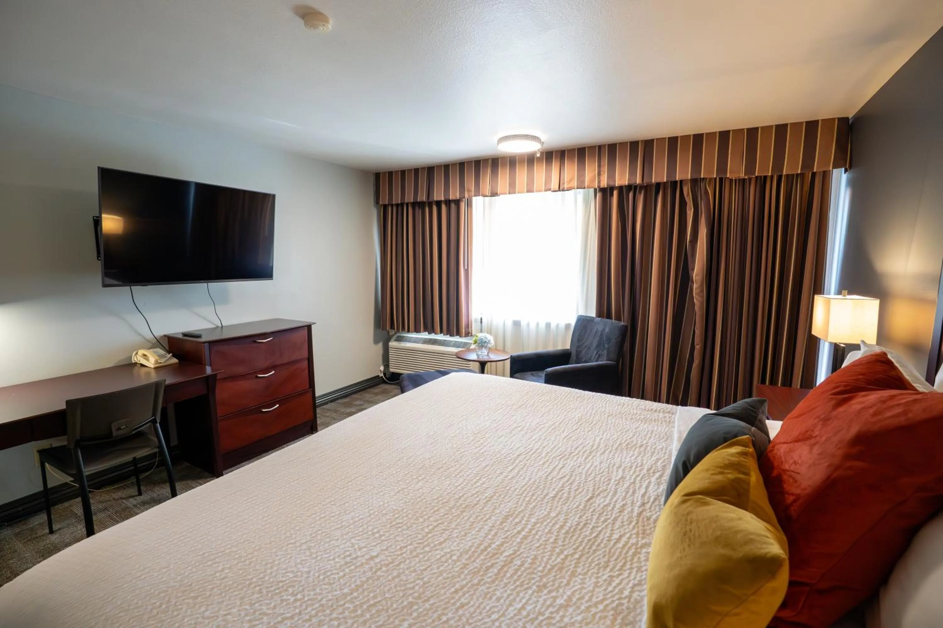 Photo of the whole room, Bed in Ramada by Wyndham Tukwila Southcenter
