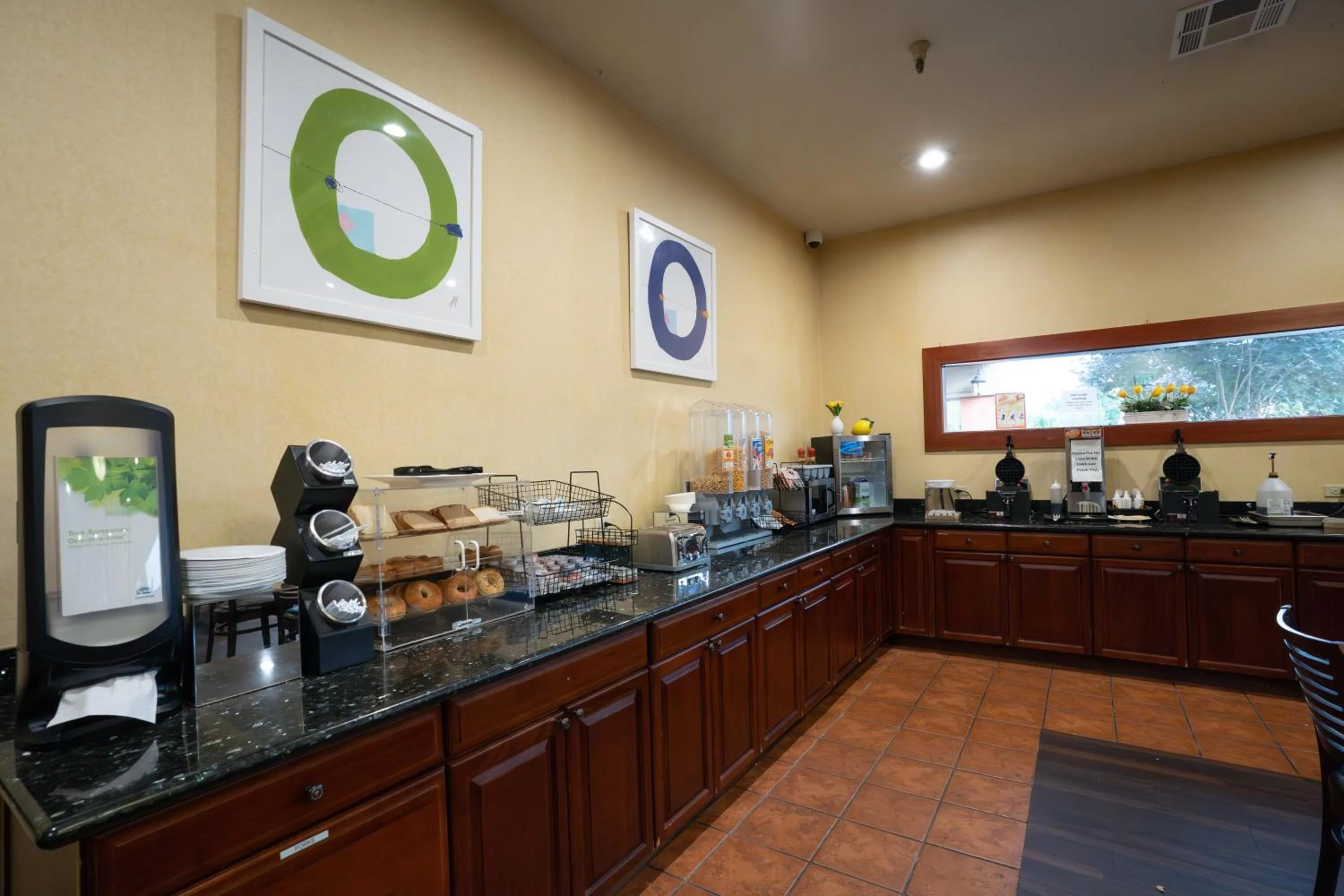 Breakfast in Ramada by Wyndham Tukwila Southcenter