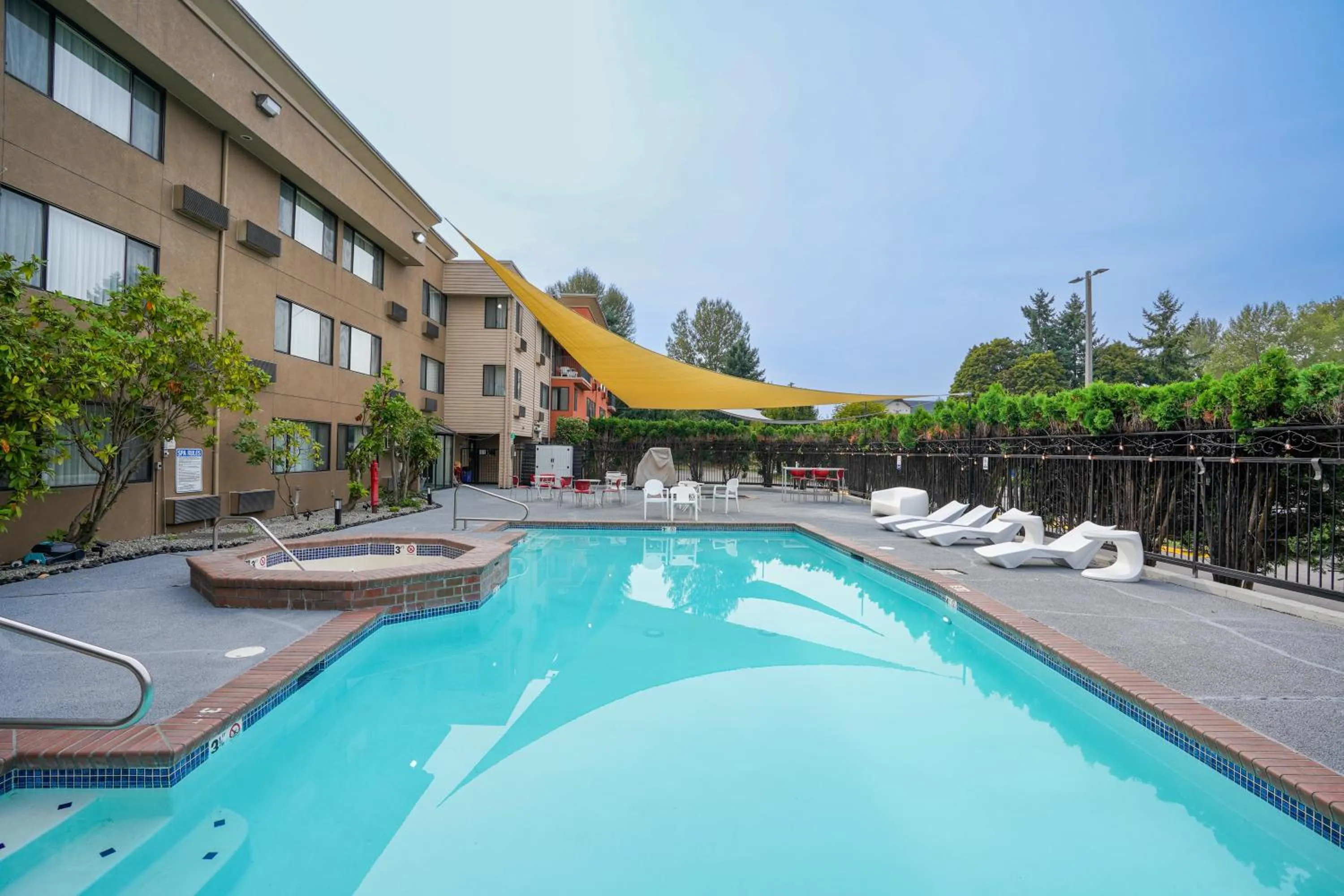 Swimming pool in Ramada by Wyndham Tukwila Southcenter