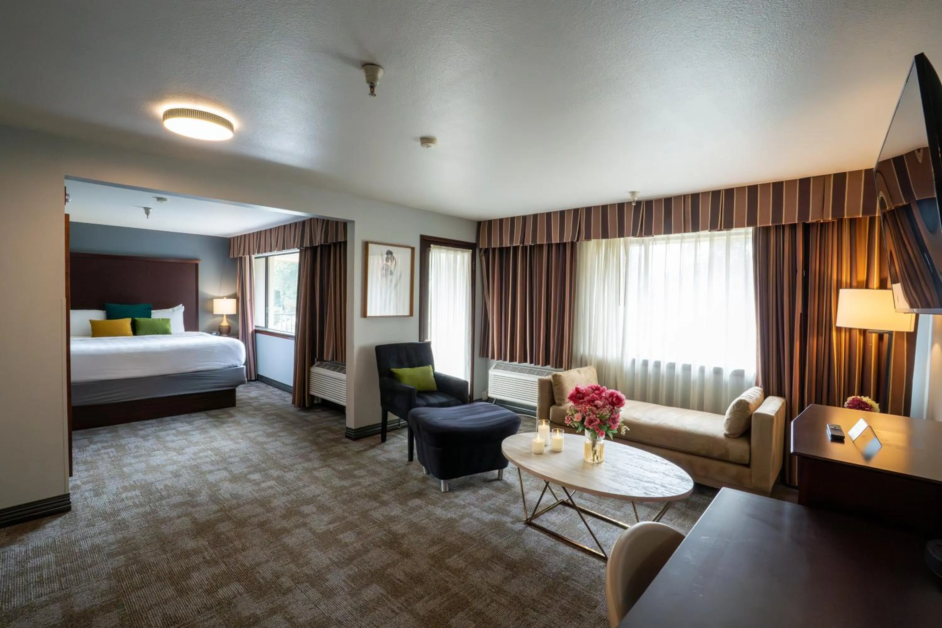 Photo of the whole room, Bed in Ramada by Wyndham Tukwila Southcenter