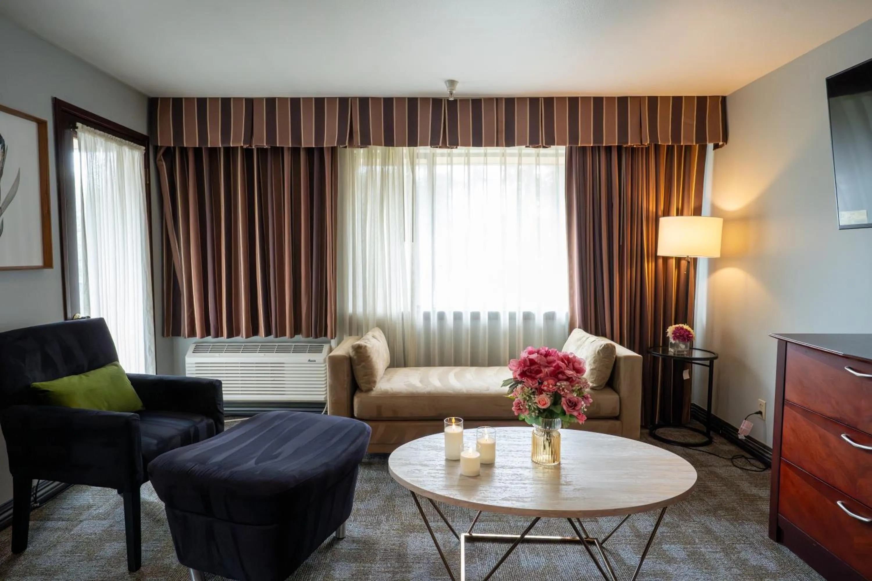 Living room in Ramada by Wyndham Tukwila Southcenter