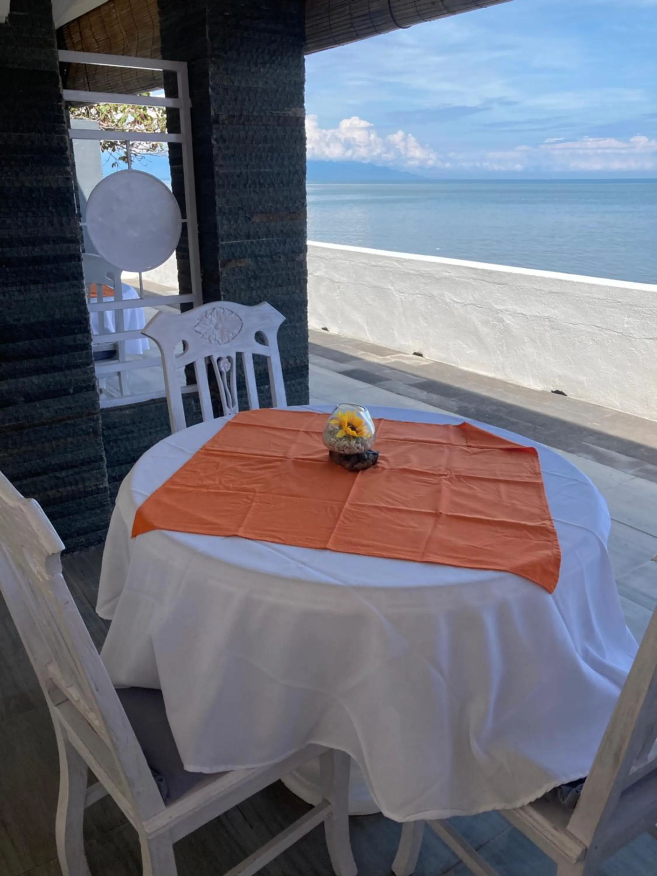 Restaurant/places to eat in Villa Agung Beach Inn