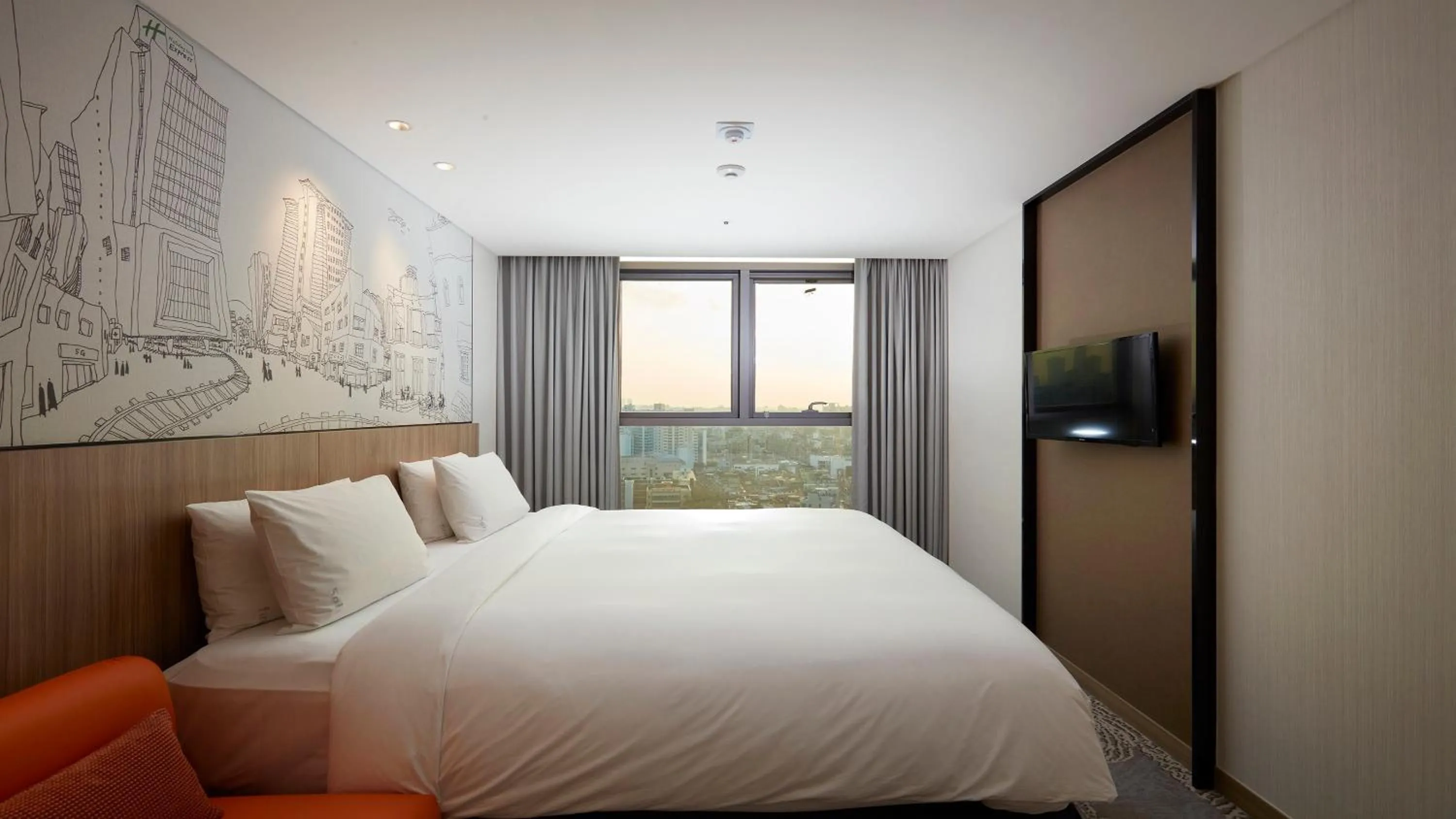 Photo of the whole room, Bed in Holiday Inn Express Seoul Hongdae by IHG