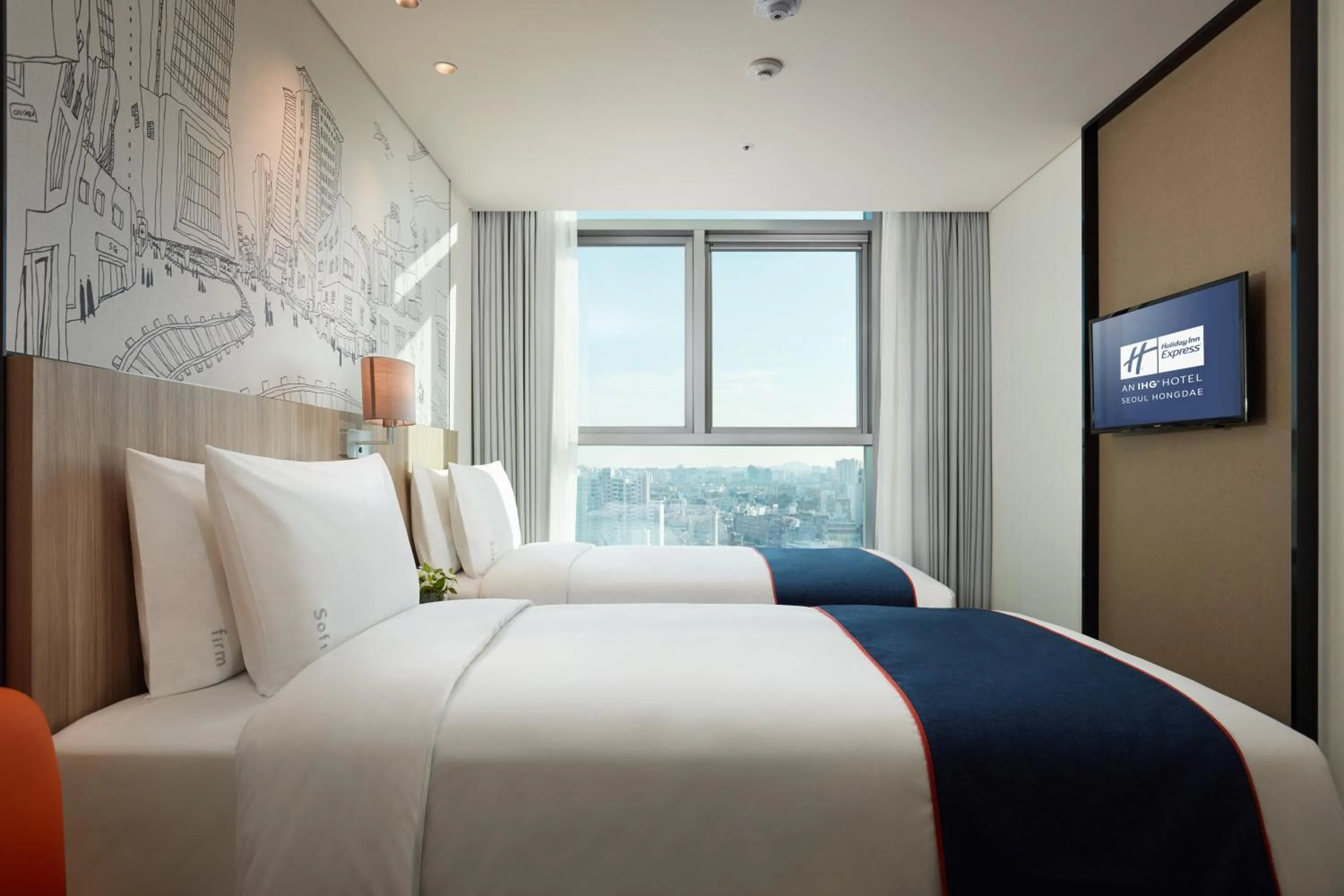 Photo of the whole room, Bed in Holiday Inn Express Seoul Hongdae by IHG