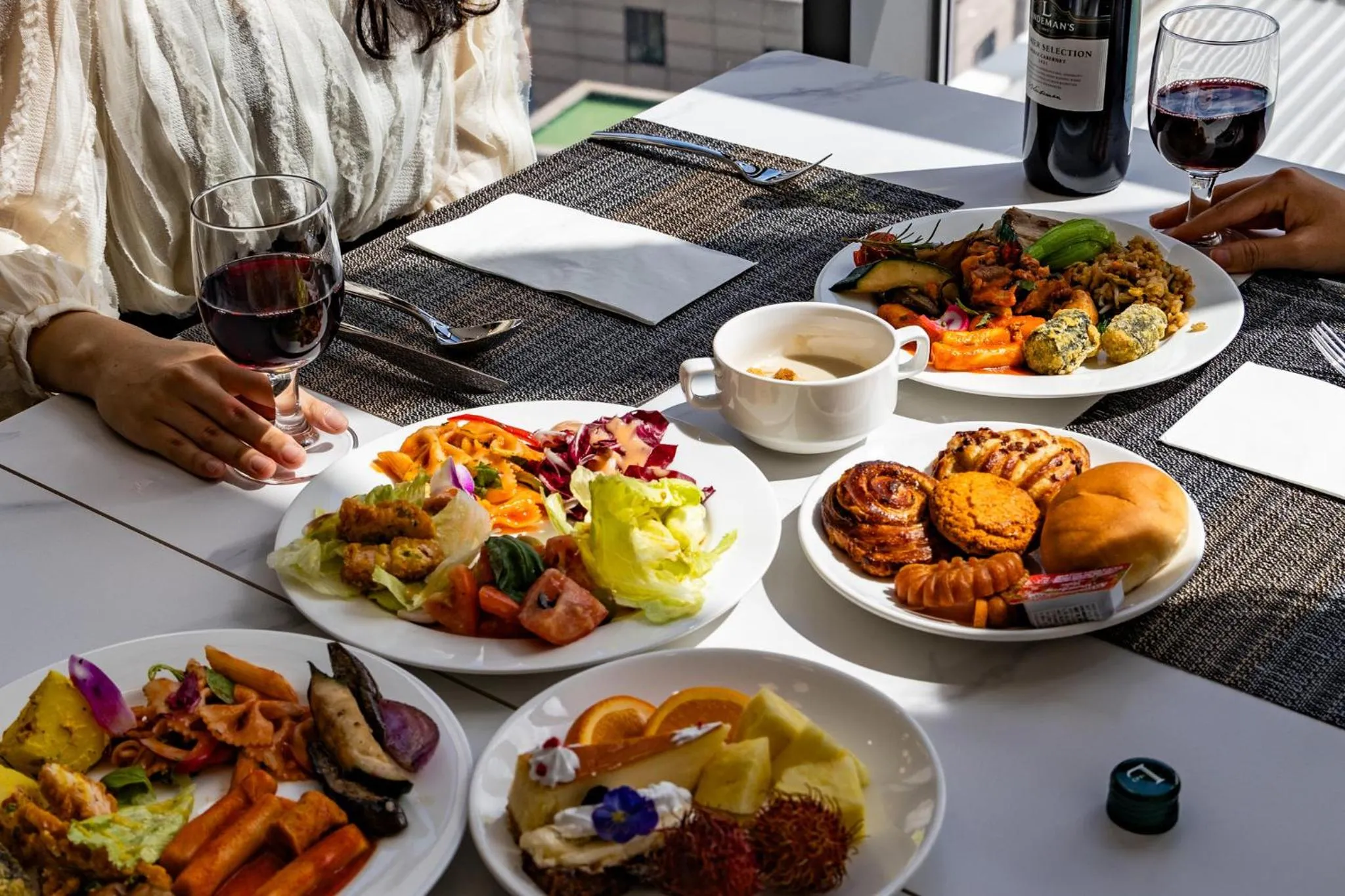 Restaurant/places to eat in Holiday Inn Express Seoul Hongdae by IHG