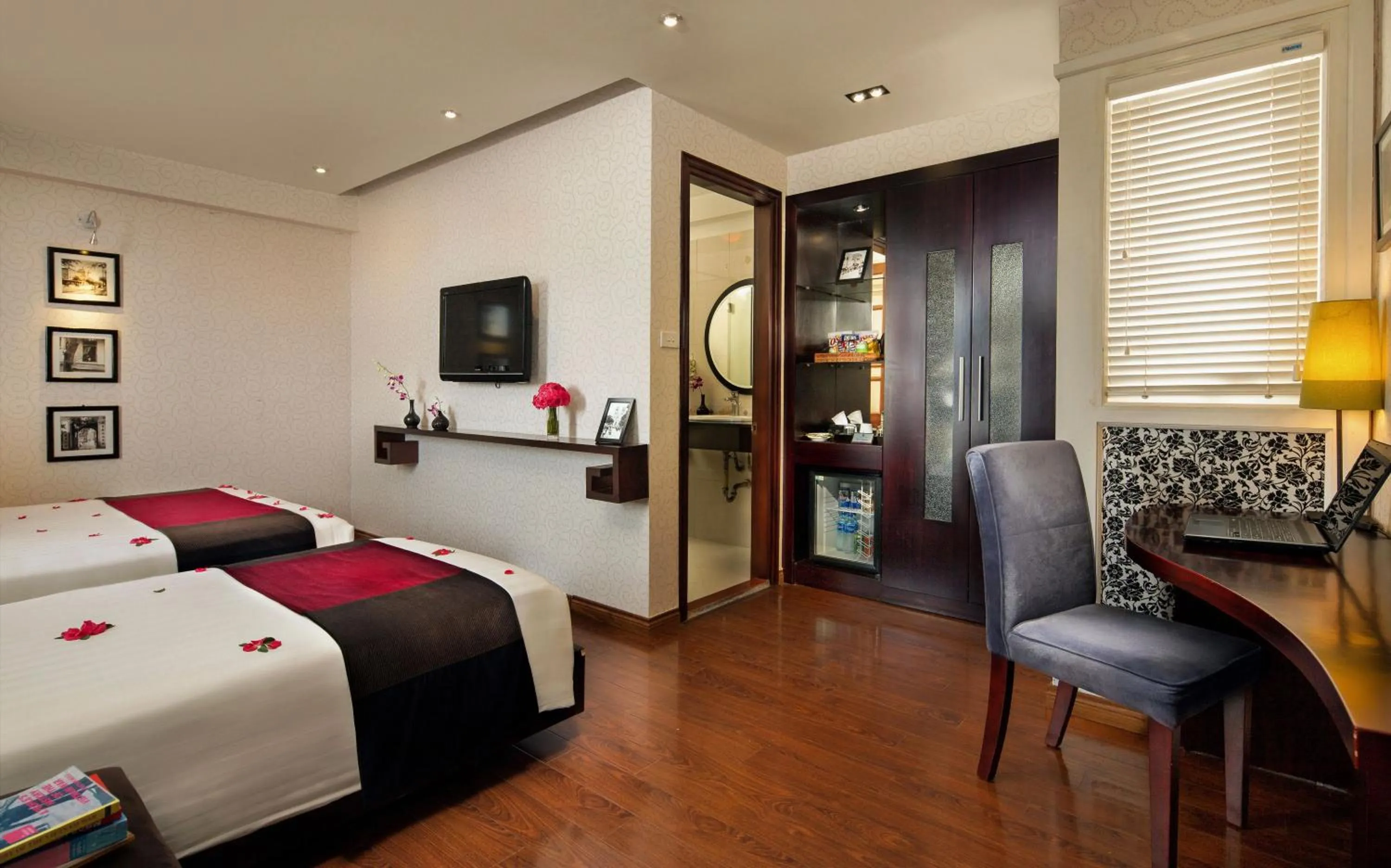 TV and multimedia, Bed in Hanoian Central Hotel & Spa