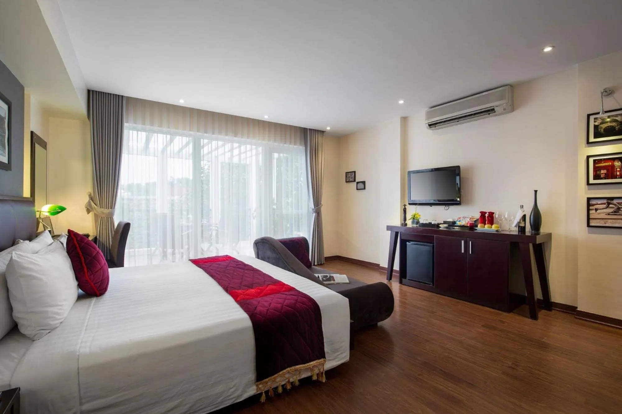 TV and multimedia, Bed in Hanoian Central Hotel & Spa