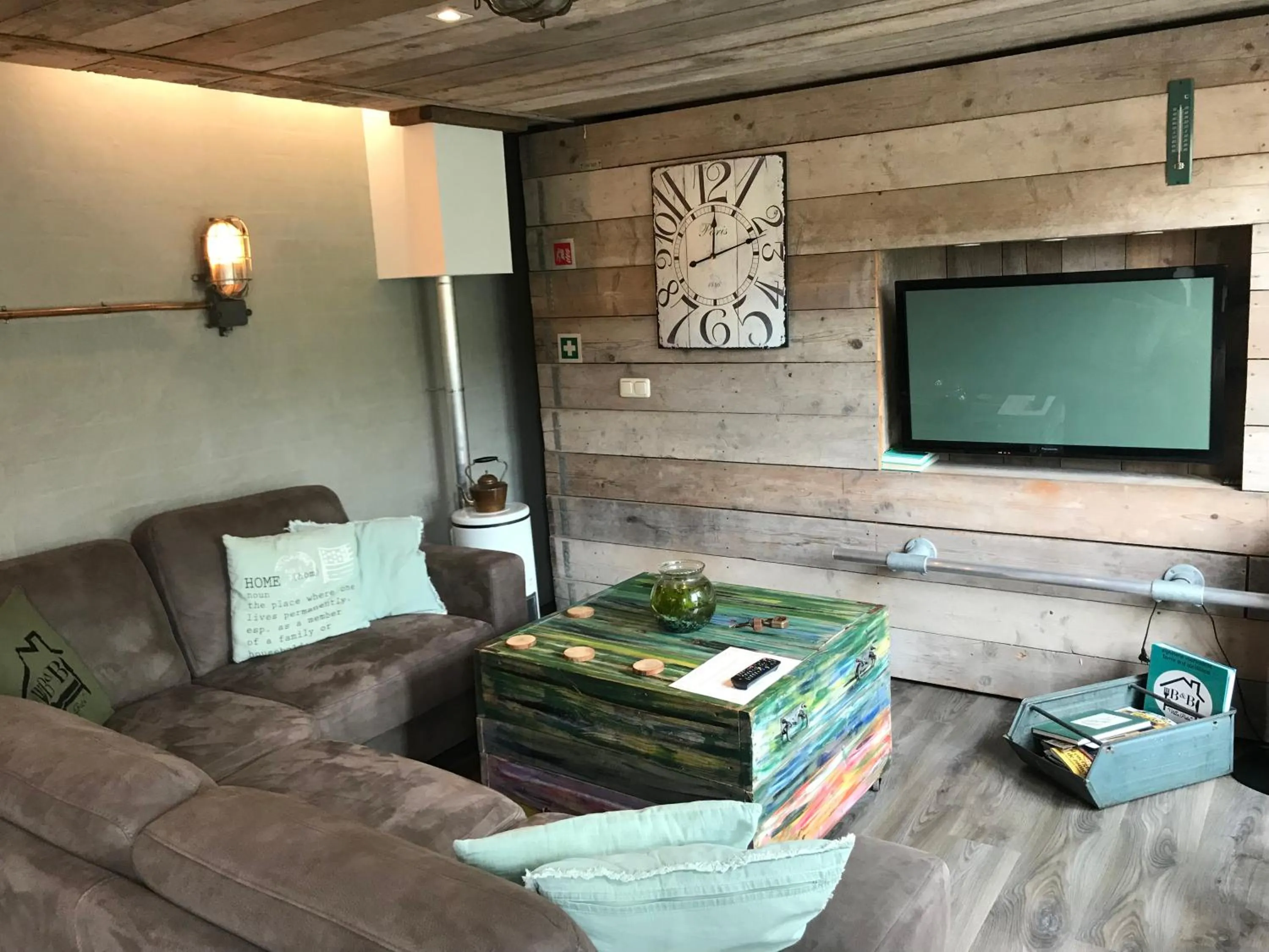 Communal lounge/ TV room in Villa Pats