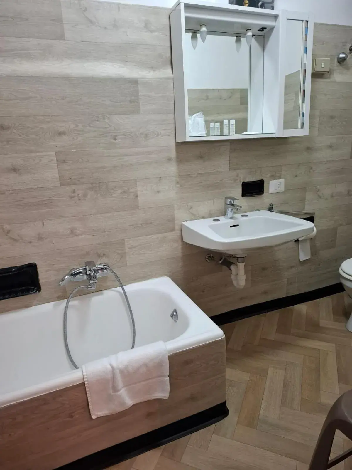 Budget Twin Room - single occupancy in Villa Terzaghi Budget Twin Room - single occupancy in Villa Terzaghi