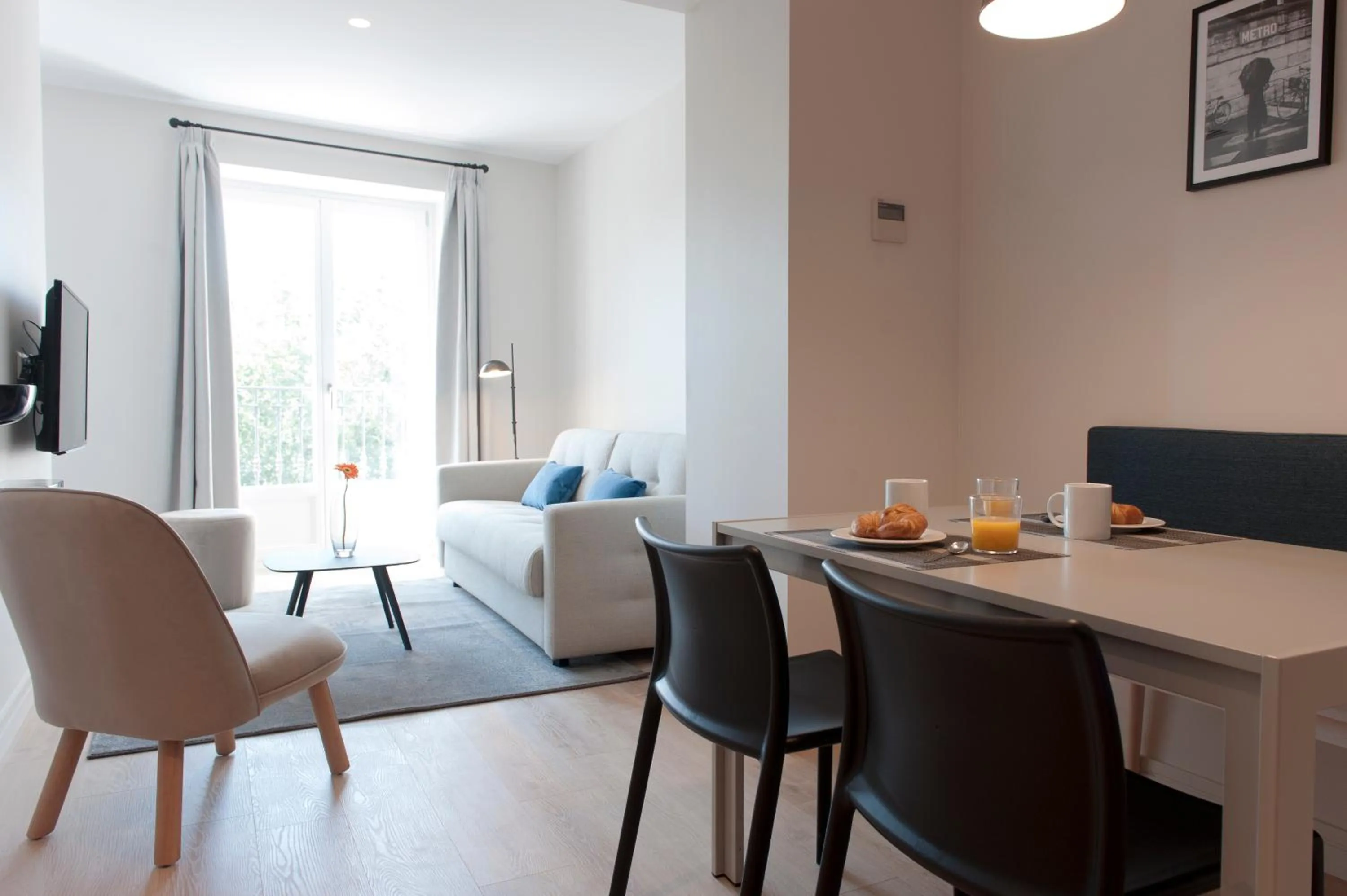 Dining area in MH Apartments Central Madrid