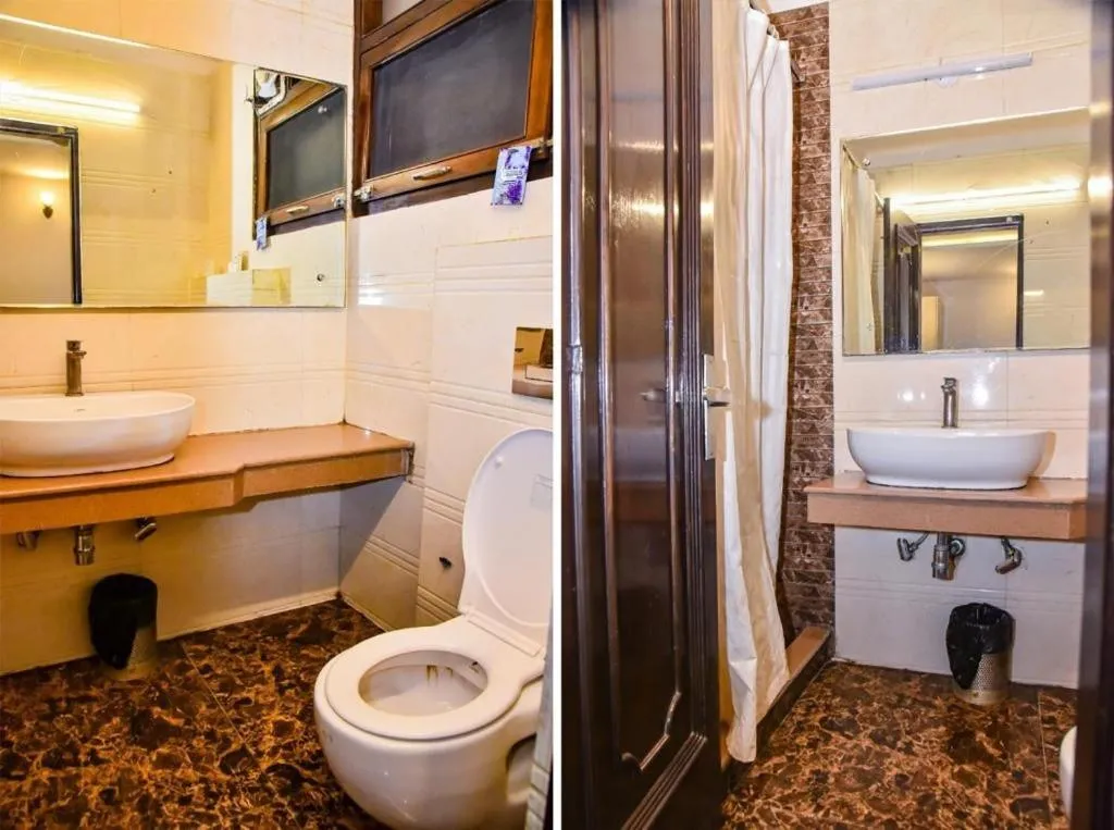 Bathroom in Hotel CJ International