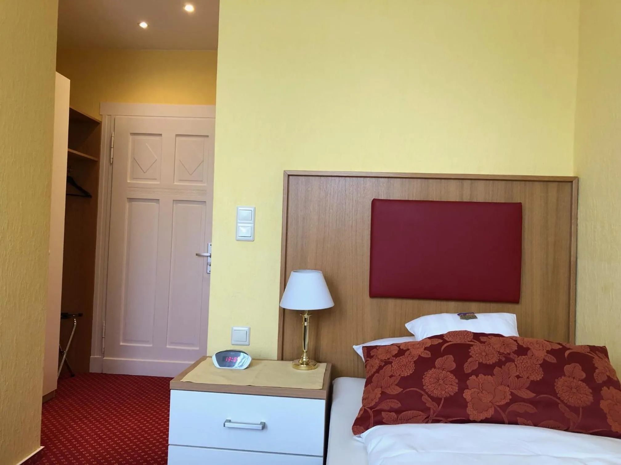 Photo of the whole room, Bed in Thermen Hotel Pension Villa Holstein