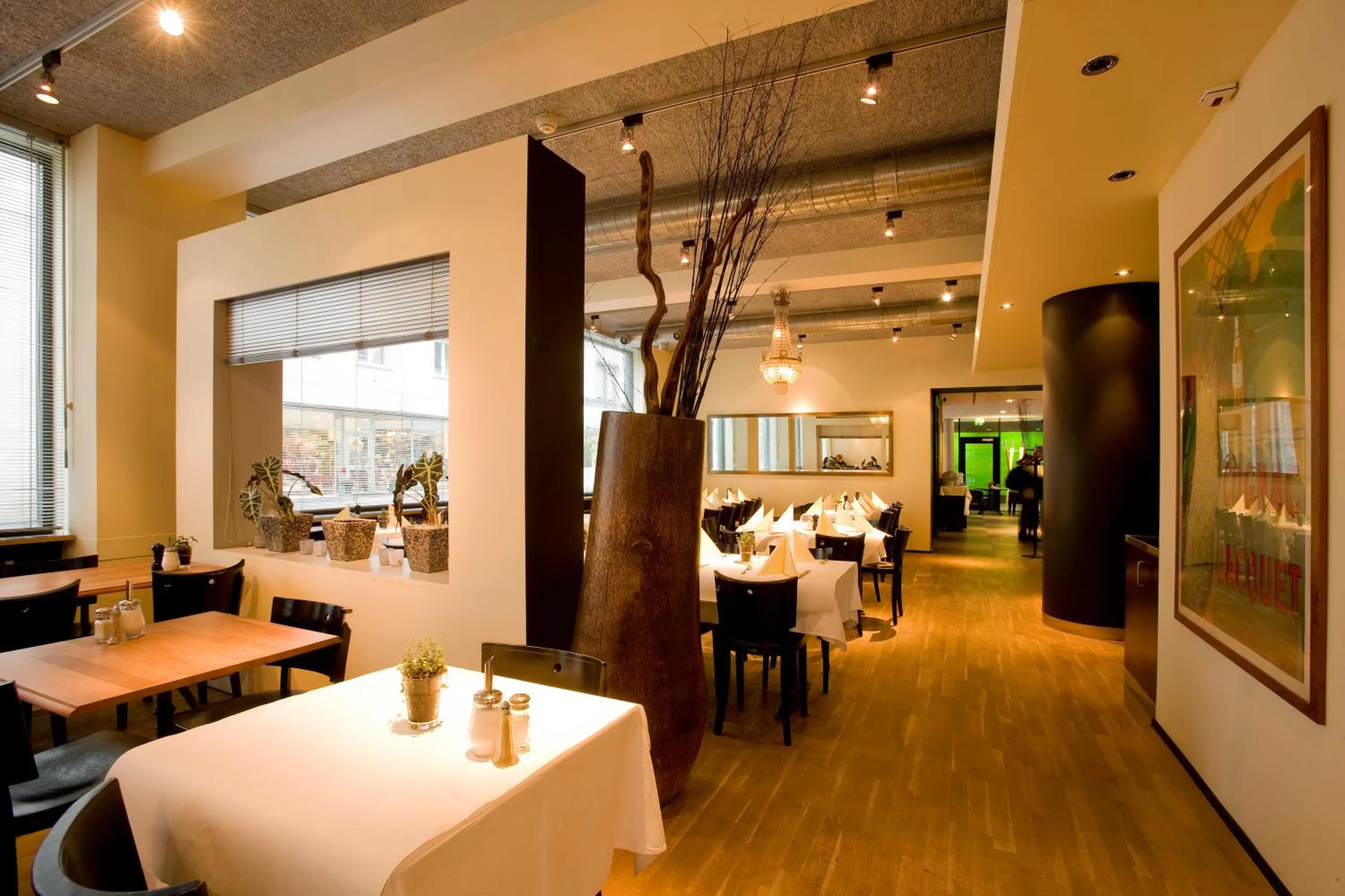 Restaurant/places to eat in Hotel Astoria