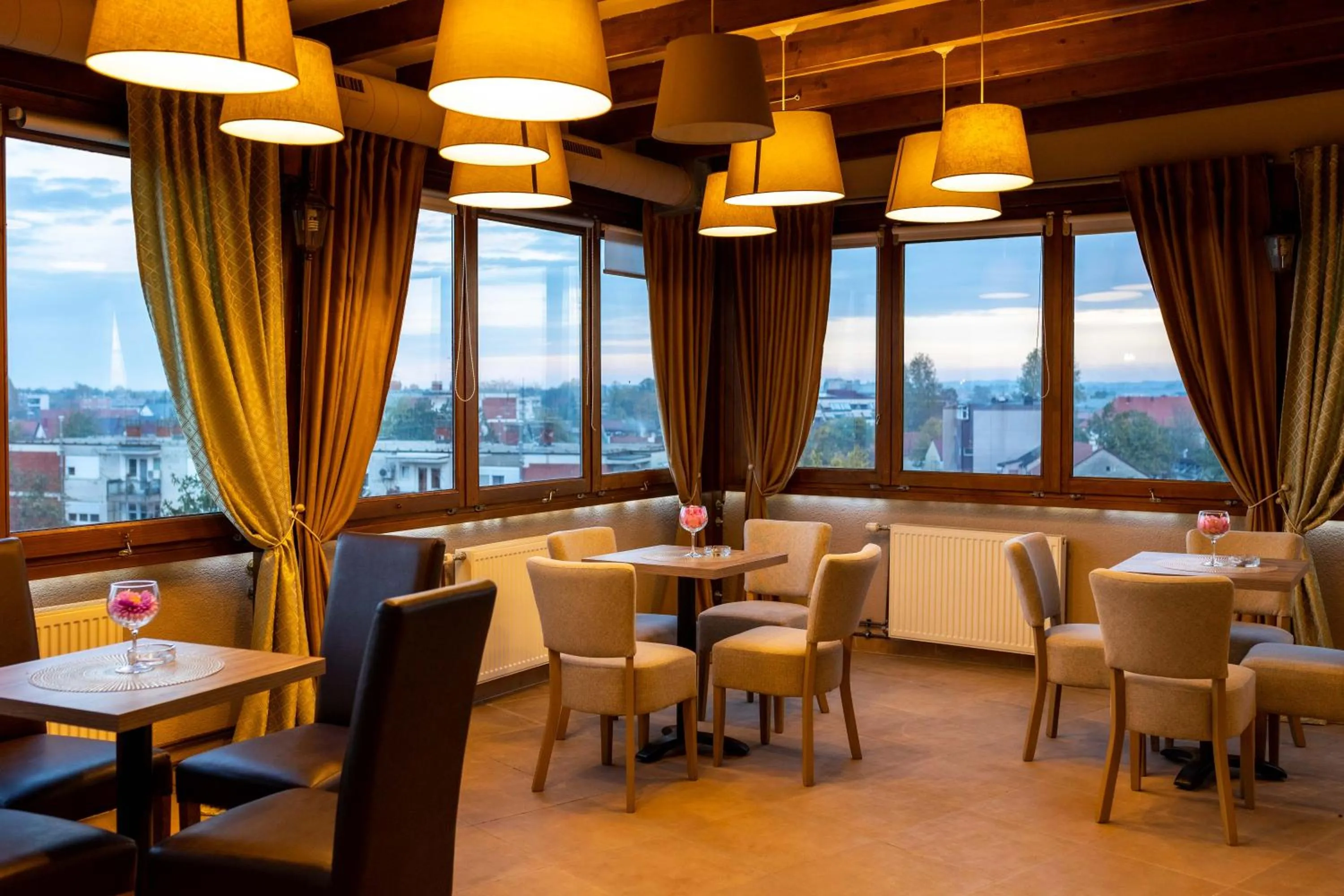 Restaurant/places to eat in Art Hotel