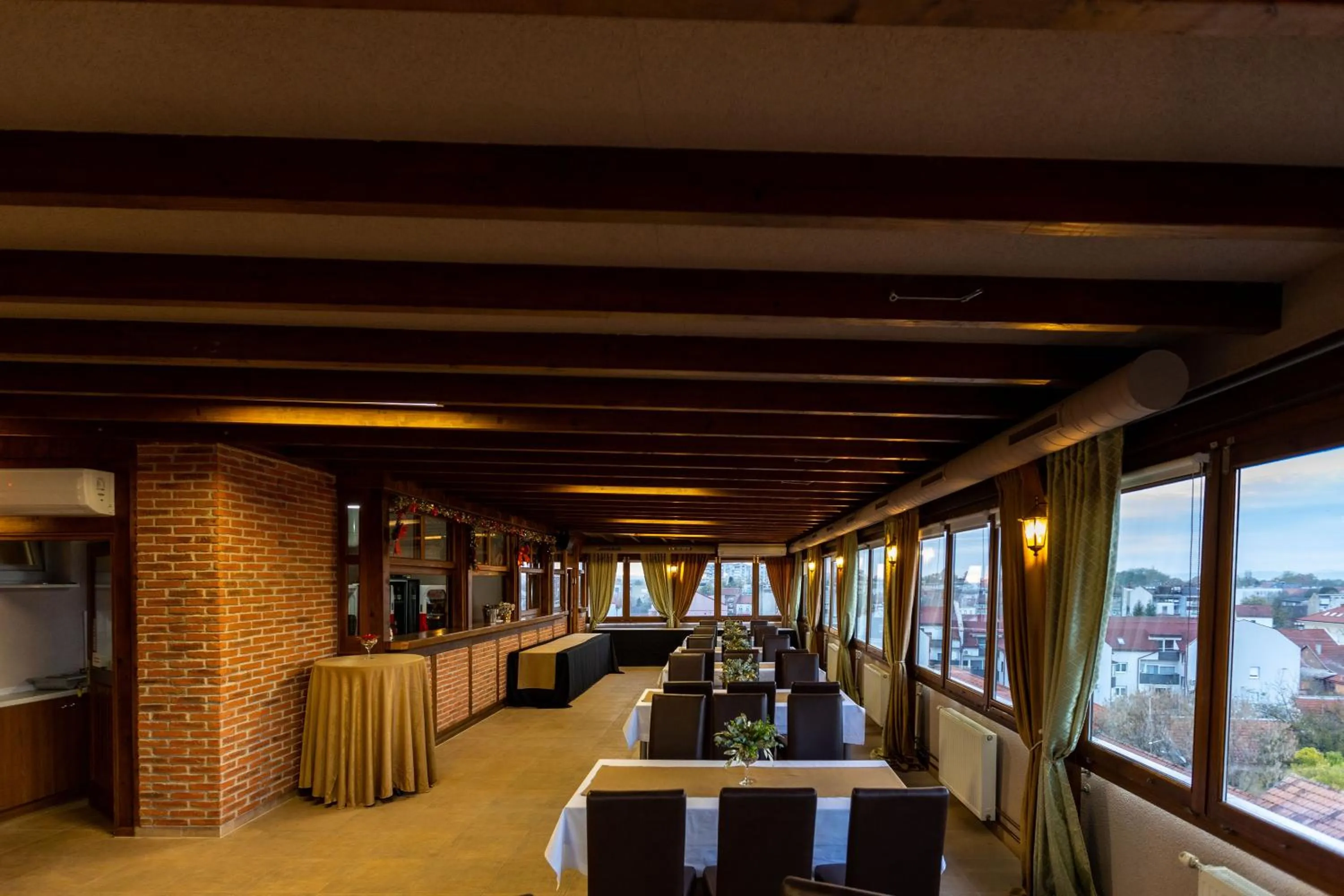 Restaurant/places to eat in Art Hotel