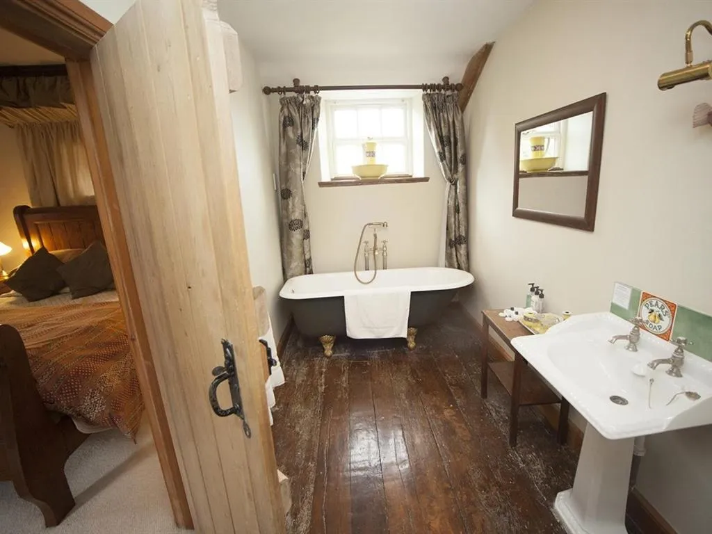 Bathroom, Bed in Beeches Farmhouse Country Cottages & Rooms