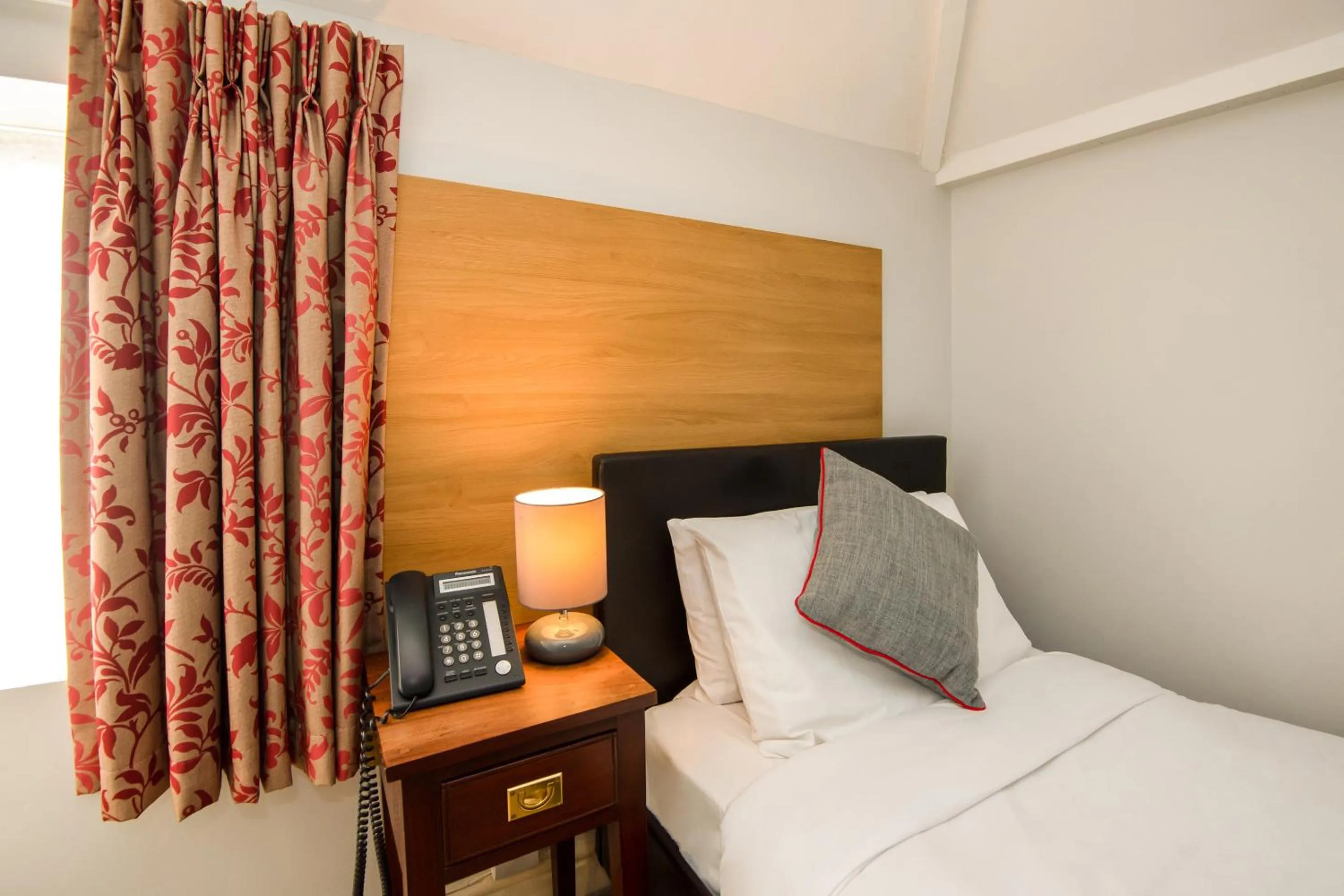 Photo of the whole room, Bed in The Regency, Clifton Bristol by Belvilla